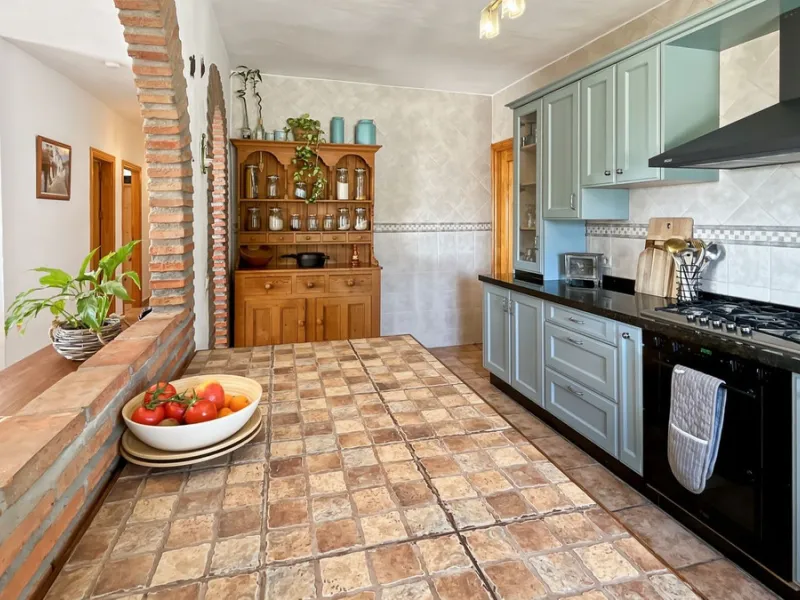 Peacefully located villa near Cómpeta offering 3 bedrooms, 2 bathrooms plus a separate tower studio with a large roof terrace. A rare blend of privacy, comfort and truly panoramic sea and mountain views.