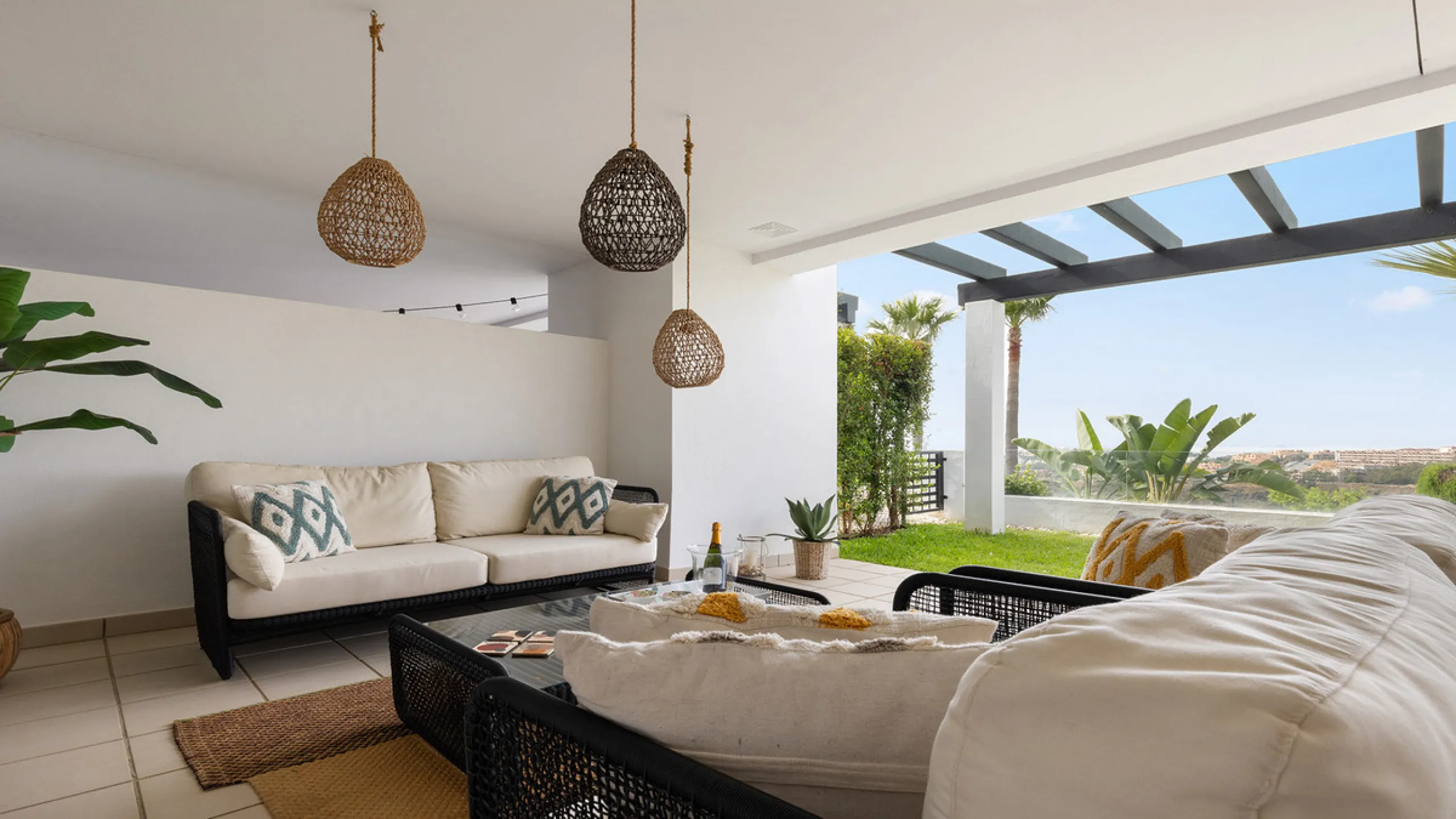 Diese elegante Erdgeschosswohnung liegt in der exklusiven Wohnanlage Terrazas de Cortesin, mitten im weltbekannten Finca Cortesin Golf Resort in Casares. Bekannt für seinen Meisterschaftsgolfplatz (Austragungsort des Solheim Cups 2023)