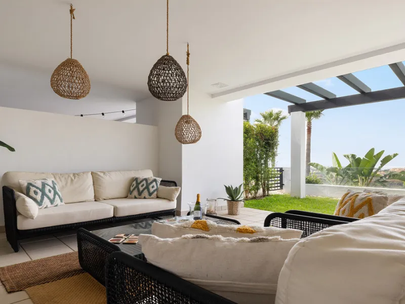 Diese elegante Erdgeschosswohnung liegt in der exklusiven Wohnanlage Terrazas de Cortesin, mitten im weltbekannten Finca Cortesin Golf Resort in Casares. Bekannt für seinen Meisterschaftsgolfplatz (Austragungsort des Solheim Cups 2023)