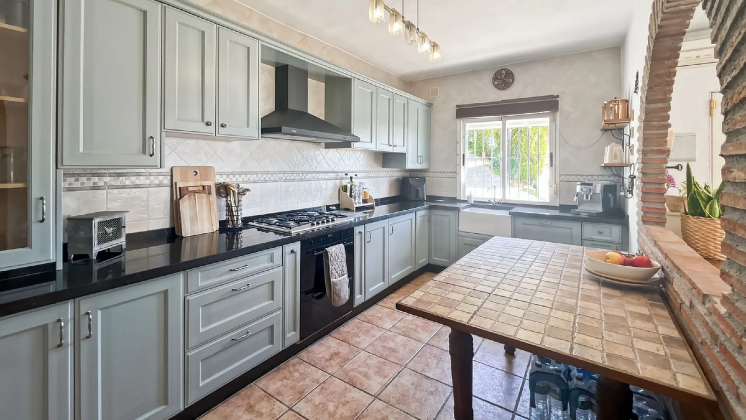 Peacefully located villa near Cómpeta offering 3 bedrooms, 2 bathrooms plus a separate tower studio with a large roof terrace. A rare blend of privacy, comfort and truly panoramic sea and mountain views.
