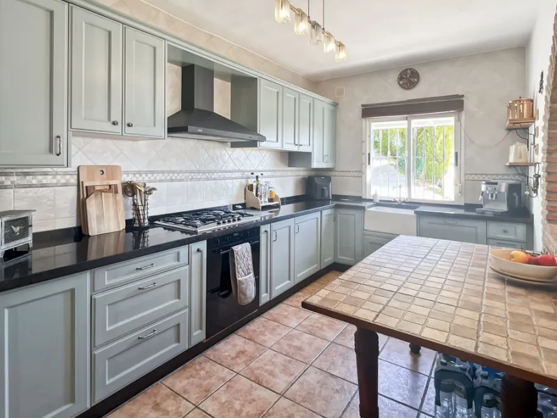 Peacefully located villa near Cómpeta offering 3 bedrooms, 2 bathrooms plus a separate tower studio with a large roof terrace. A rare blend of privacy, comfort and truly panoramic sea and mountain views.
