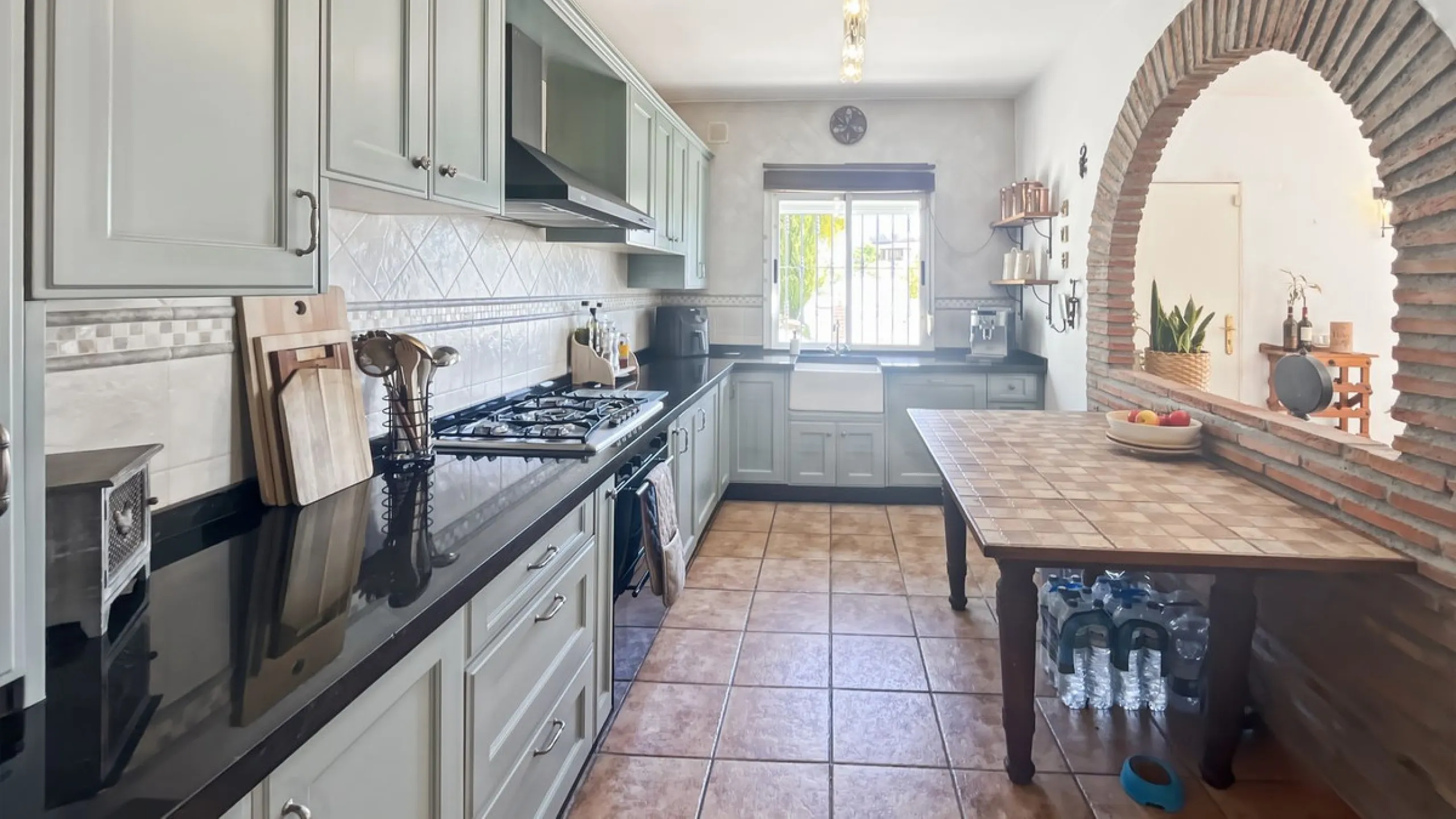 Peacefully located villa near Cómpeta offering 3 bedrooms, 2 bathrooms plus a separate tower studio with a large roof terrace. A rare blend of privacy, comfort and truly panoramic sea and mountain views.