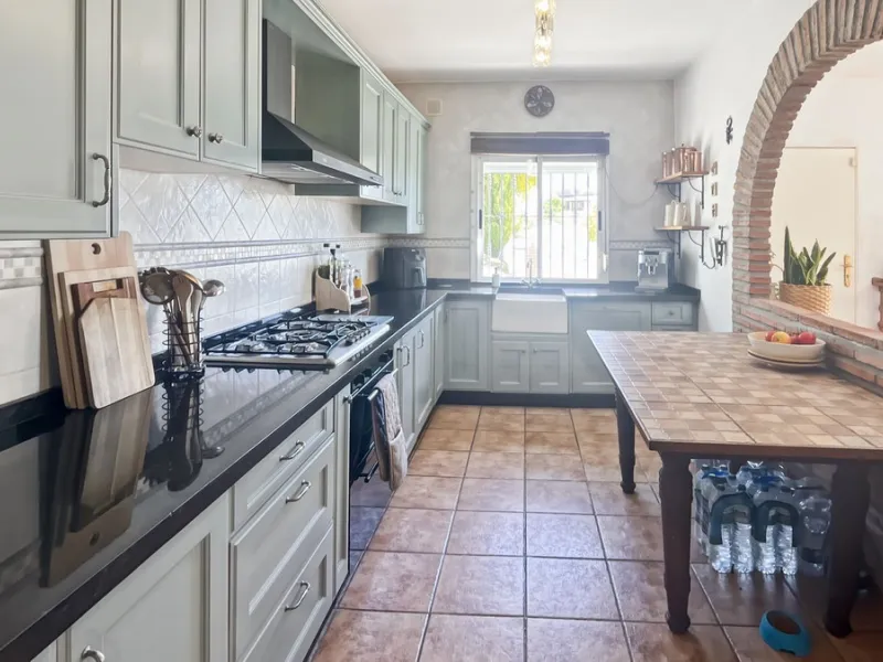 Peacefully located villa near Cómpeta offering 3 bedrooms, 2 bathrooms plus a separate tower studio with a large roof terrace. A rare blend of privacy, comfort and truly panoramic sea and mountain views.