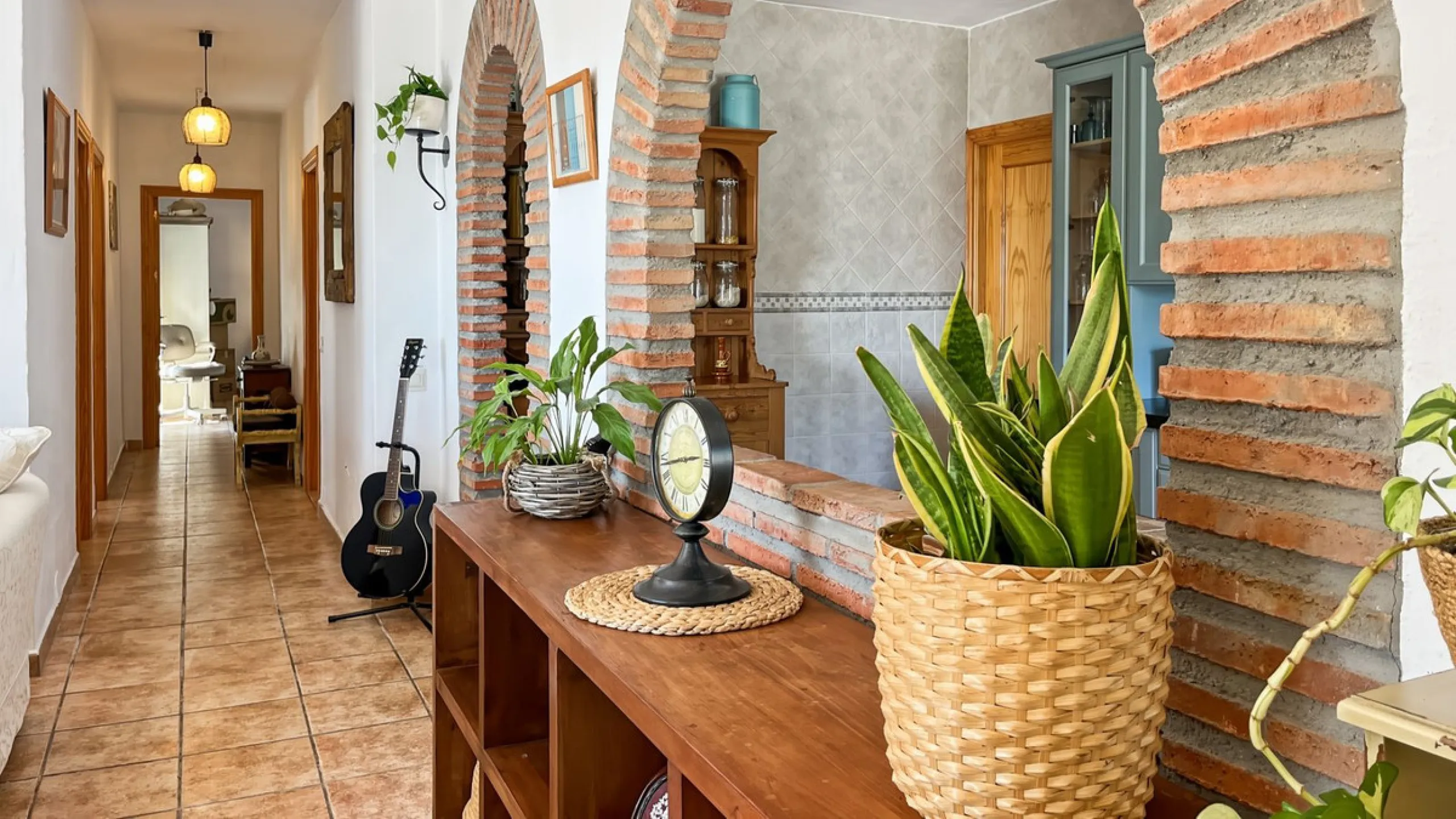 Peacefully located villa near Cómpeta offering 3 bedrooms, 2 bathrooms plus a separate tower studio with a large roof terrace. A rare blend of privacy, comfort and truly panoramic sea and mountain views.