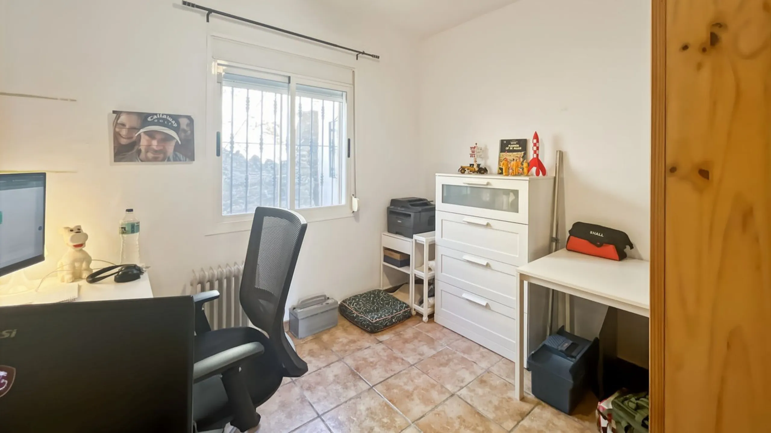 Peacefully located villa near Cómpeta offering 3 bedrooms, 2 bathrooms plus a separate tower studio with a large roof terrace. A rare blend of privacy, comfort and truly panoramic sea and mountain views.