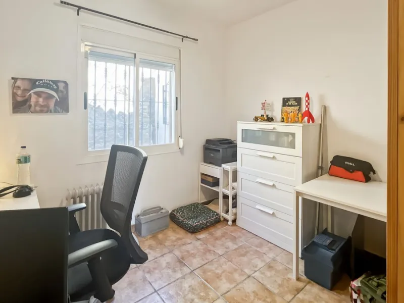 Peacefully located villa near Cómpeta offering 3 bedrooms, 2 bathrooms plus a separate tower studio with a large roof terrace. A rare blend of privacy, comfort and truly panoramic sea and mountain views.