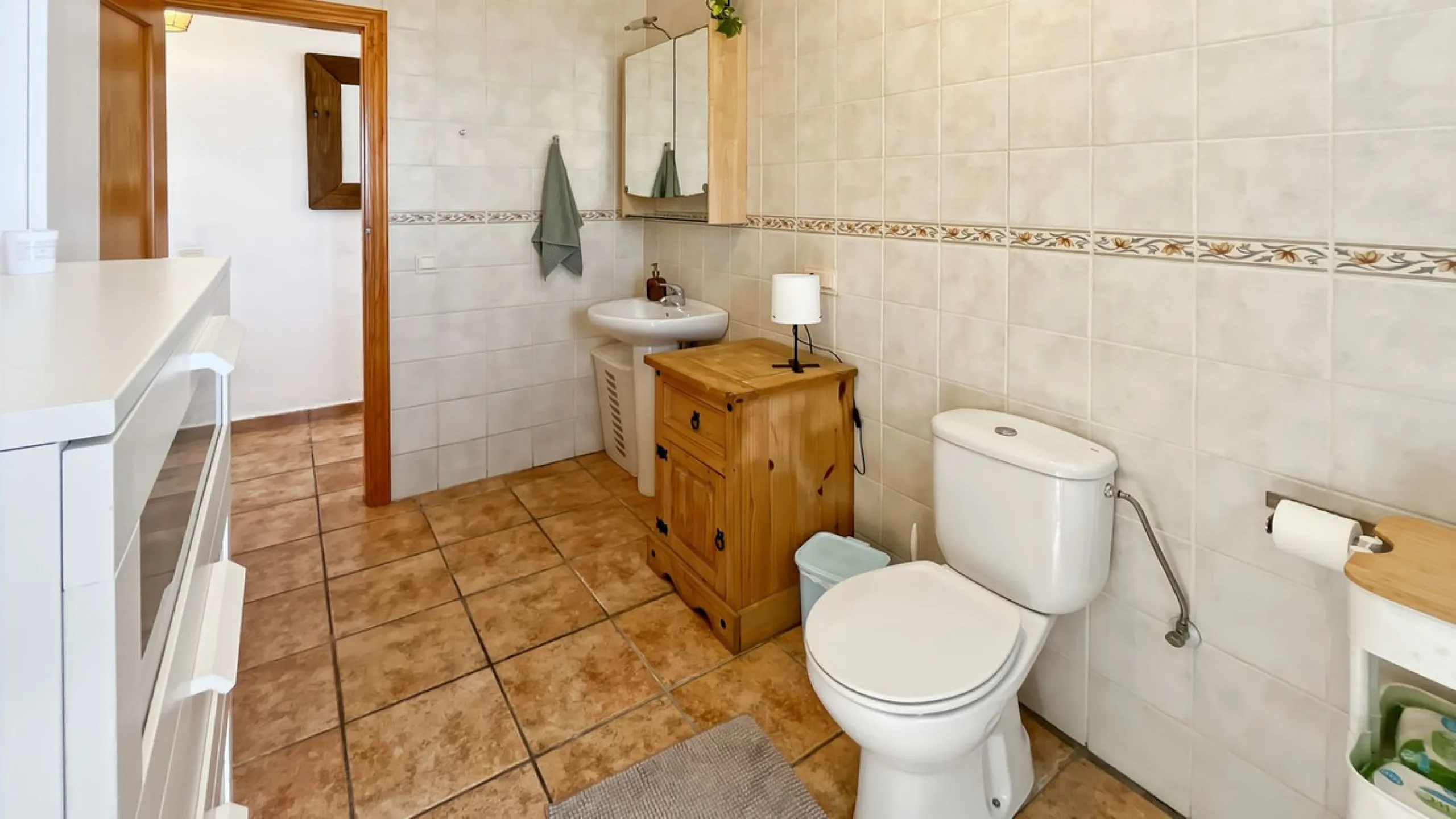 Peacefully located villa near Cómpeta offering 3 bedrooms, 2 bathrooms plus a separate tower studio with a large roof terrace. A rare blend of privacy, comfort and truly panoramic sea and mountain views.