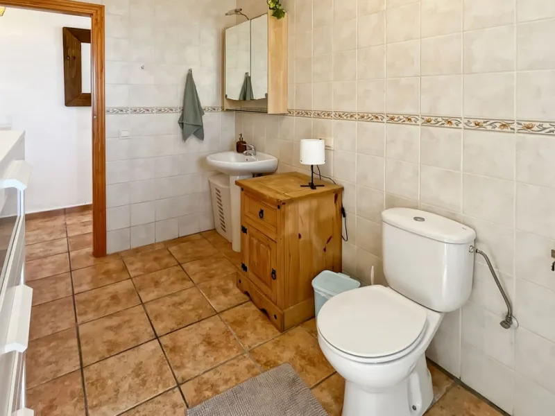 Peacefully located villa near Cómpeta offering 3 bedrooms, 2 bathrooms plus a separate tower studio with a large roof terrace. A rare blend of privacy, comfort and truly panoramic sea and mountain views.
