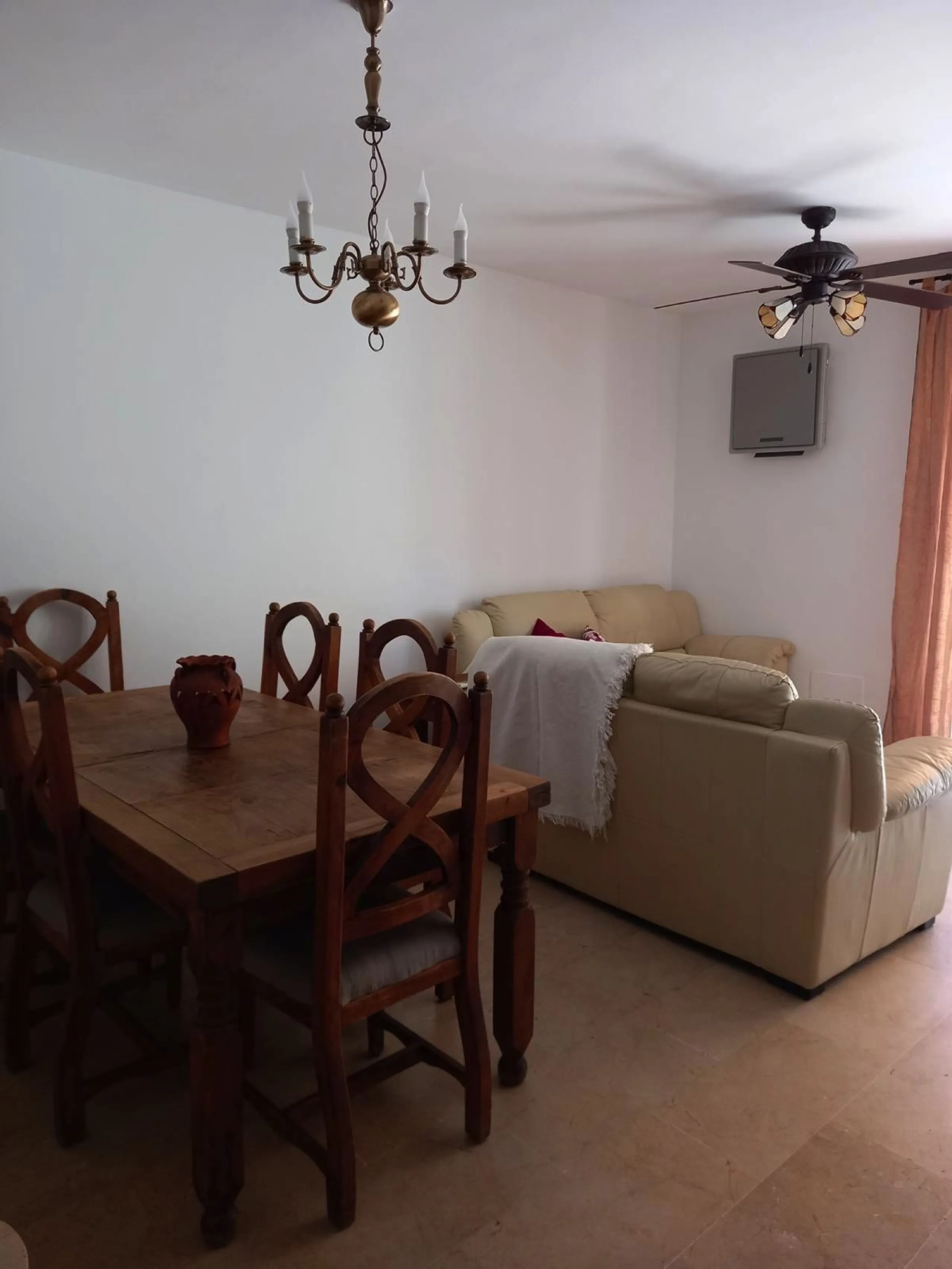House - Townhouse в продаже в Estepona, Málaga. В доме 3 спален и 3 ванных комнат. Площадь дома 145 м²