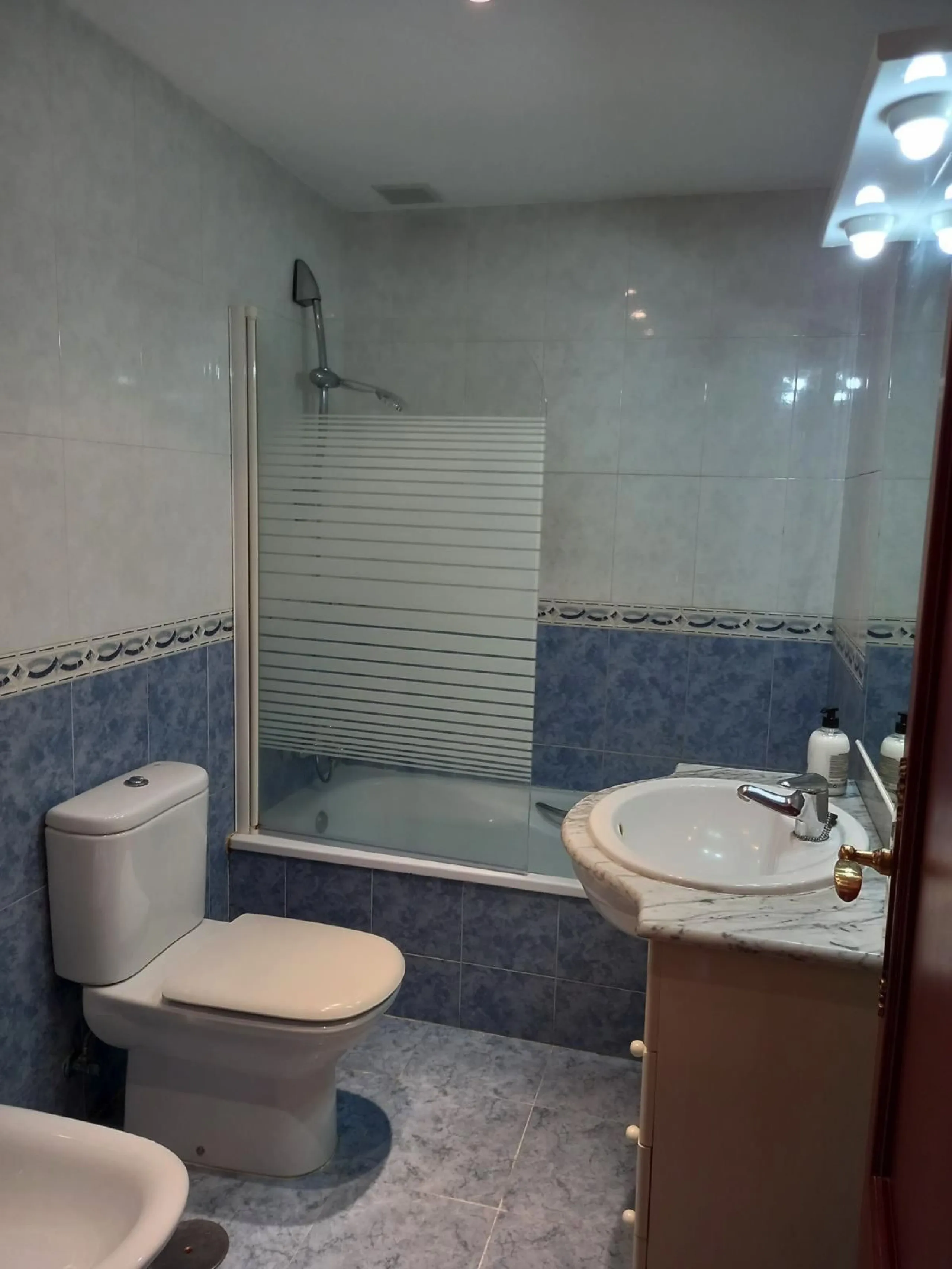 House - Townhouse в продаже в Estepona, Málaga. В доме 3 спален и 3 ванных комнат. Площадь дома 145 м²