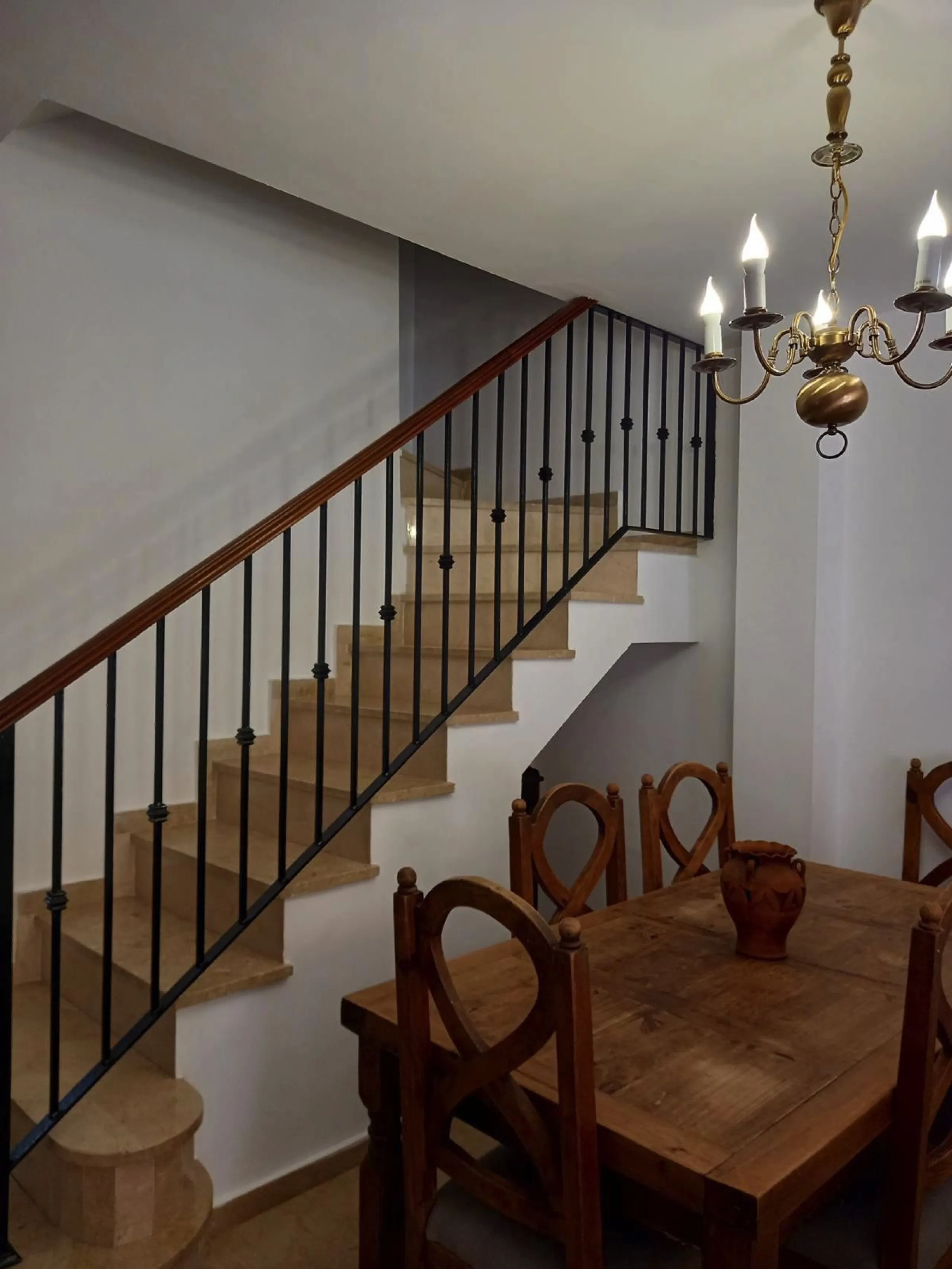 House - Townhouse в продаже в Estepona, Málaga. В доме 3 спален и 3 ванных комнат. Площадь дома 145 м²