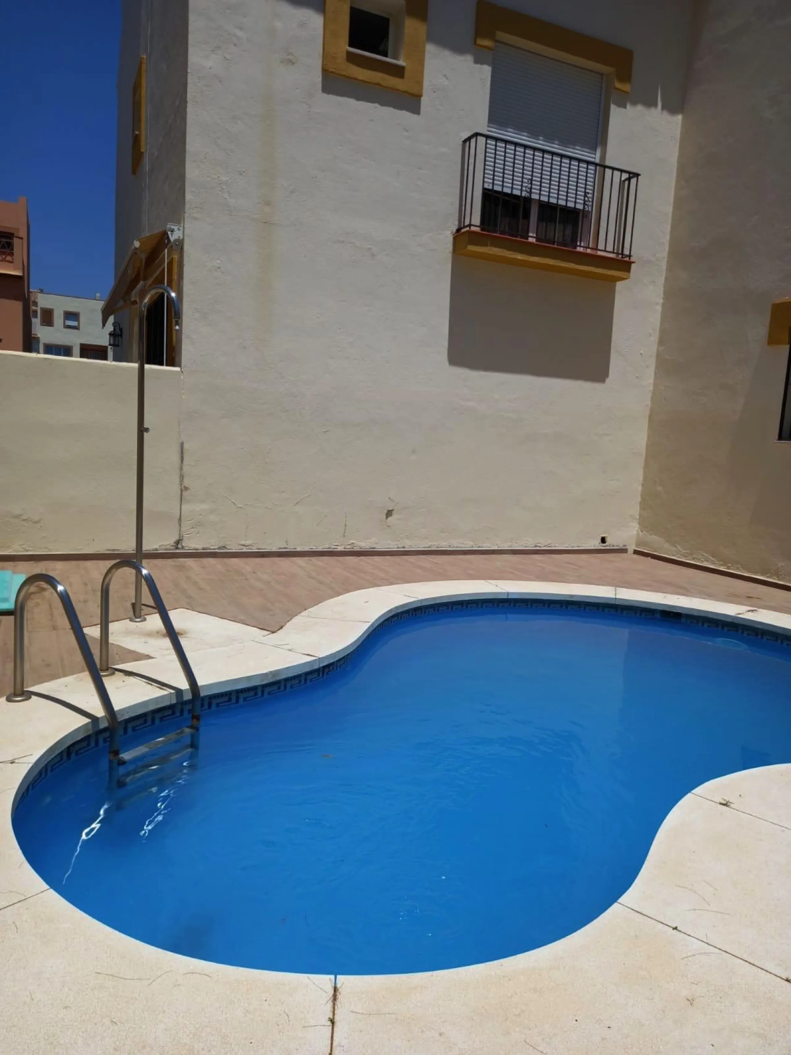 House - Townhouse в продаже в Estepona, Málaga. В доме 3 спален и 3 ванных комнат. Площадь дома 145 м²