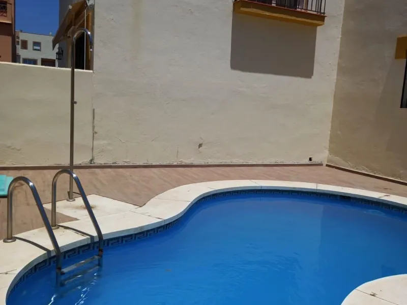 House - Townhouse в продаже в Estepona, Málaga. В доме 3 спален и 3 ванных комнат. Площадь дома 145 м²