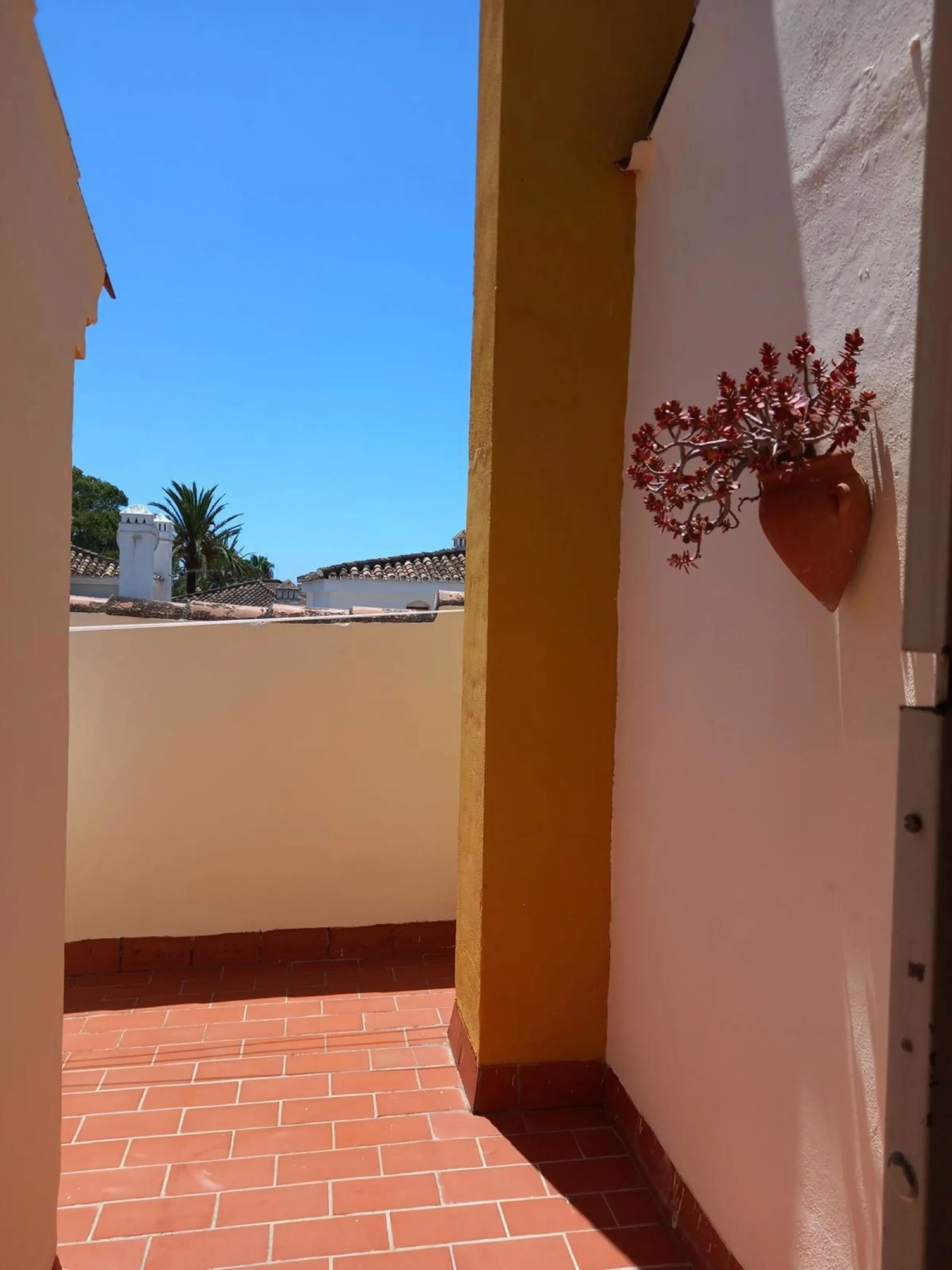 House - Townhouse в продаже в Estepona, Málaga. В доме 3 спален и 3 ванных комнат. Площадь дома 145 м²