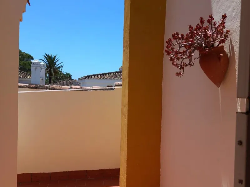 House - Townhouse в продаже в Estepona, Málaga. В доме 3 спален и 3 ванных комнат. Площадь дома 145 м²