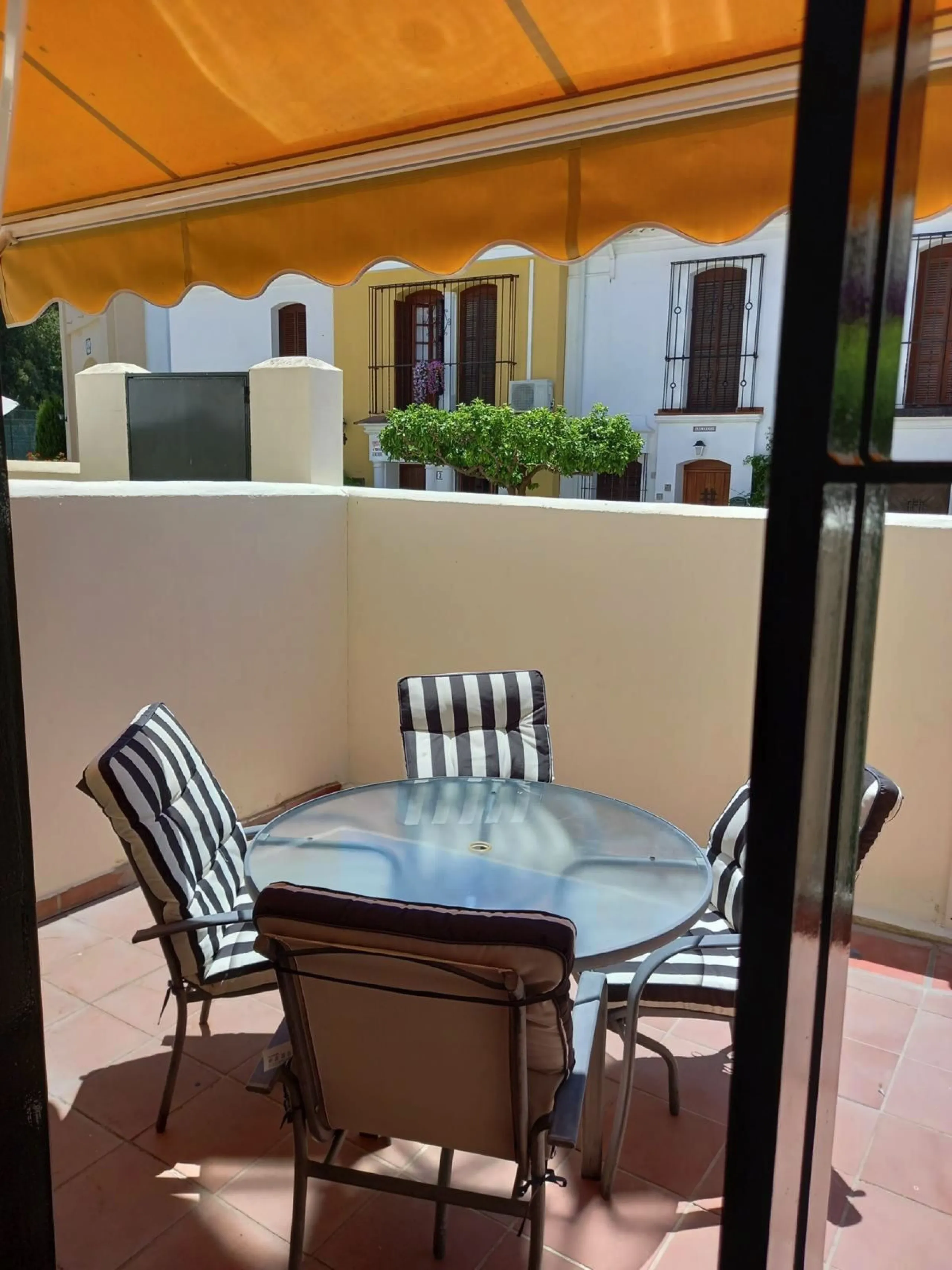 House - Townhouse в продаже в Estepona, Málaga. В доме 3 спален и 3 ванных комнат. Площадь дома 145 м²