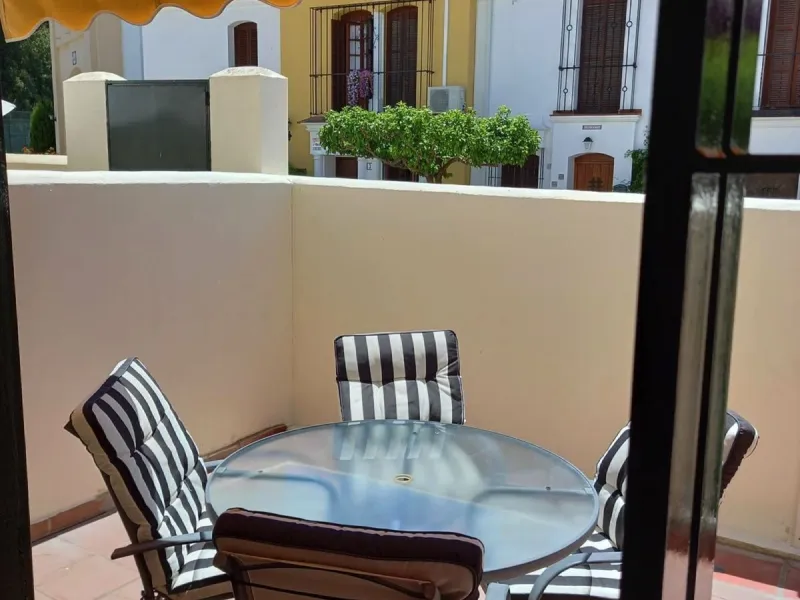 House - Townhouse в продаже в Estepona, Málaga. В доме 3 спален и 3 ванных комнат. Площадь дома 145 м²