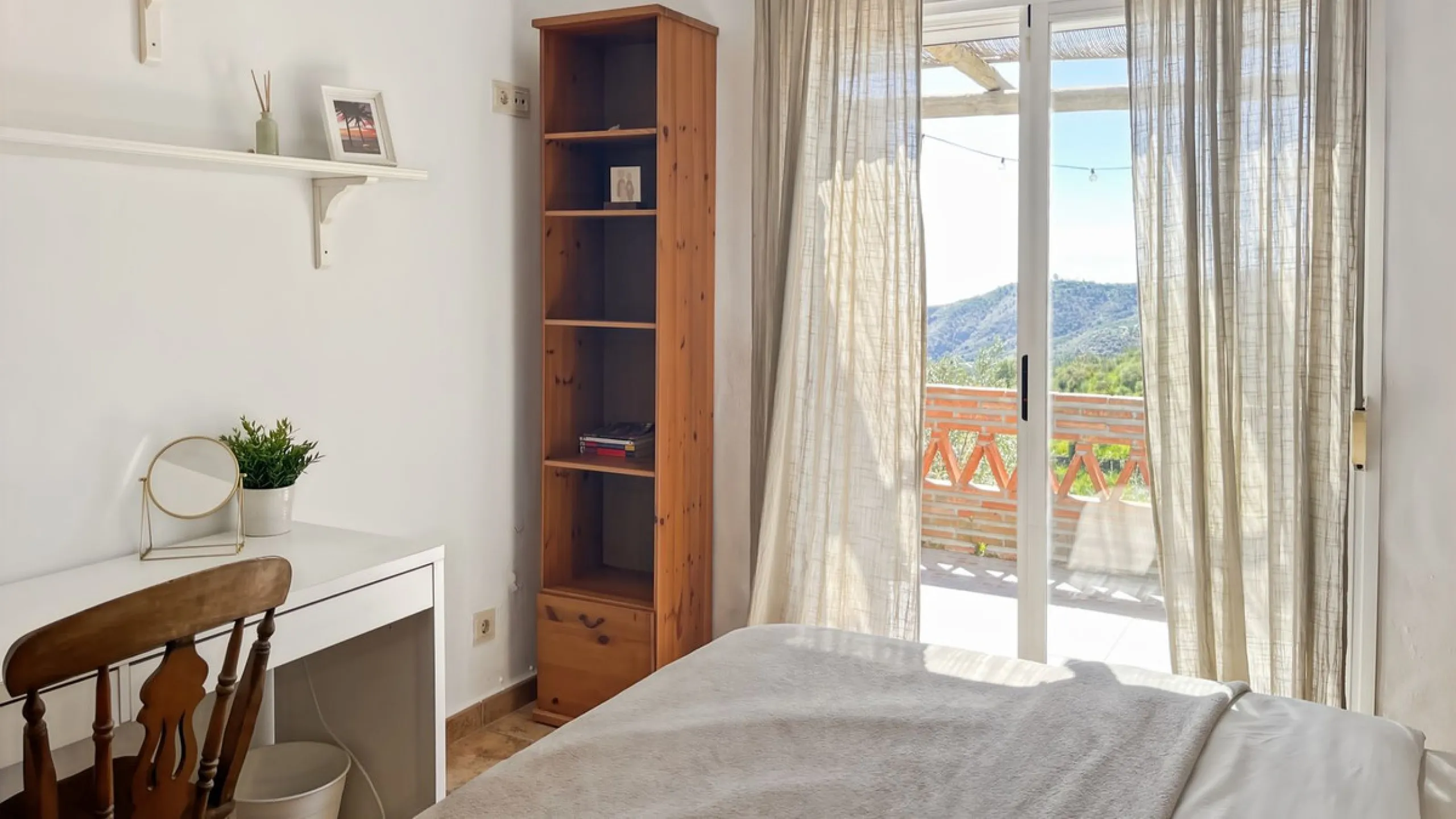Peacefully located villa near Cómpeta offering 3 bedrooms, 2 bathrooms plus a separate tower studio with a large roof terrace. A rare blend of privacy, comfort and truly panoramic sea and mountain views.