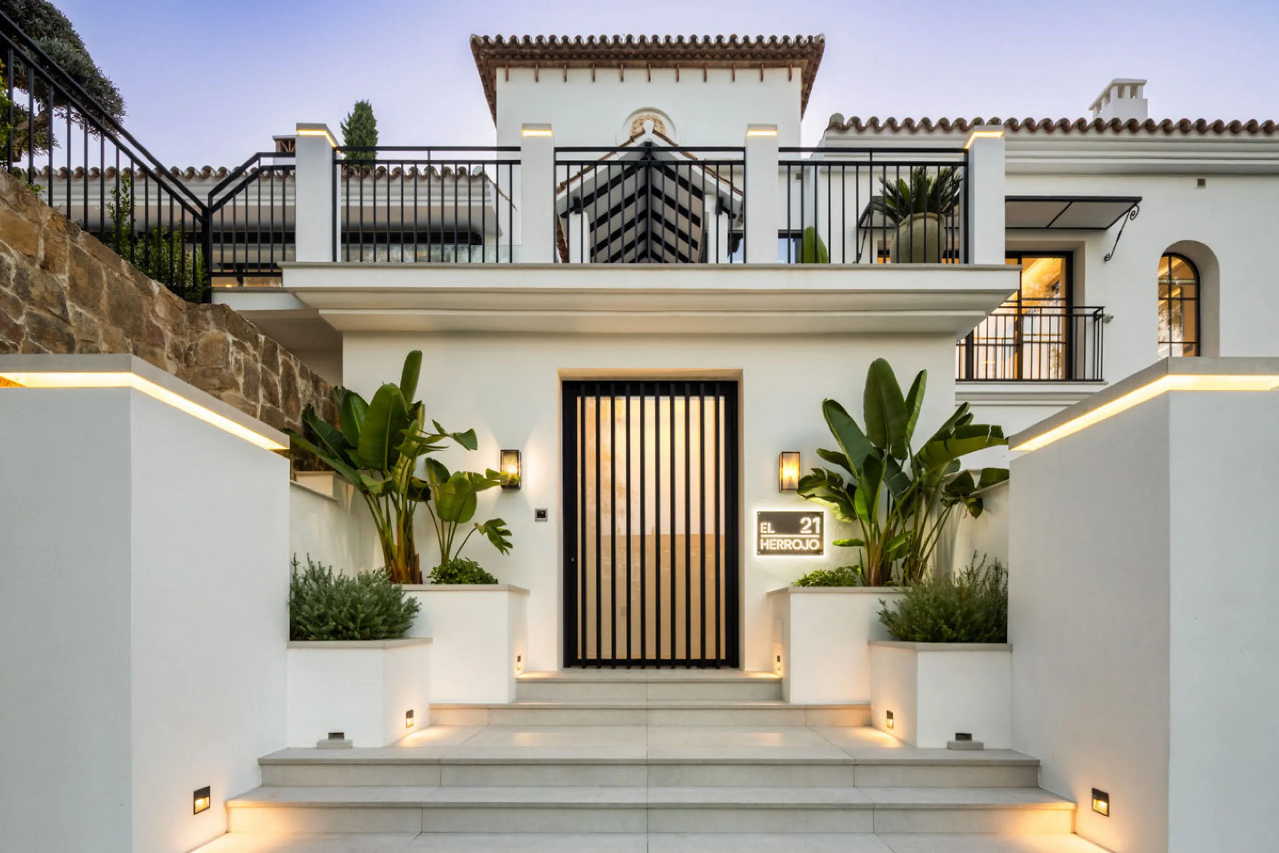 Exceptional villa for sale in the prestigious gated community of El Herrojo Alto, one of La Quinta's most sought-after residential areas. Positioned on an elevated frontline golf plot, this landmark property harmoniously blends timeless Andalusian archite