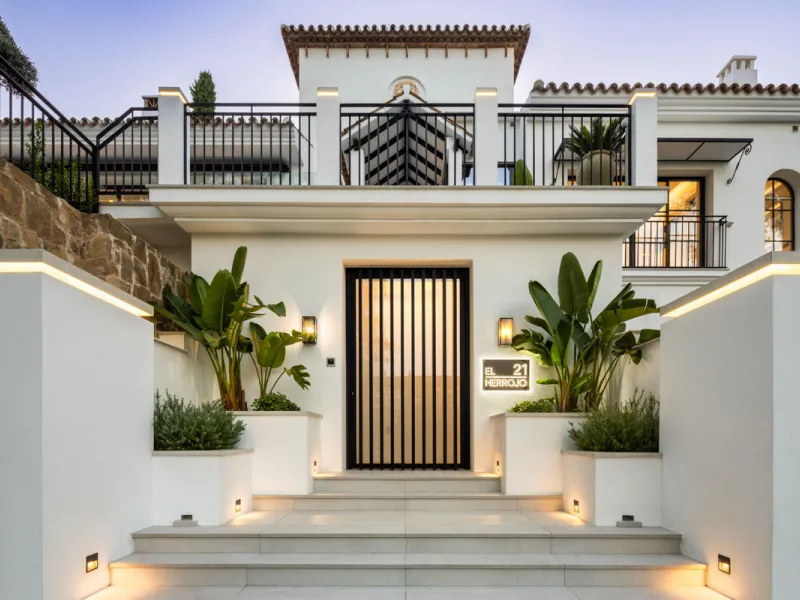 Exceptional villa for sale in the prestigious gated community of El Herrojo Alto, one of La Quinta's most sought-after residential areas. Positioned on an elevated frontline golf plot, this landmark property harmoniously blends timeless Andalusian archite