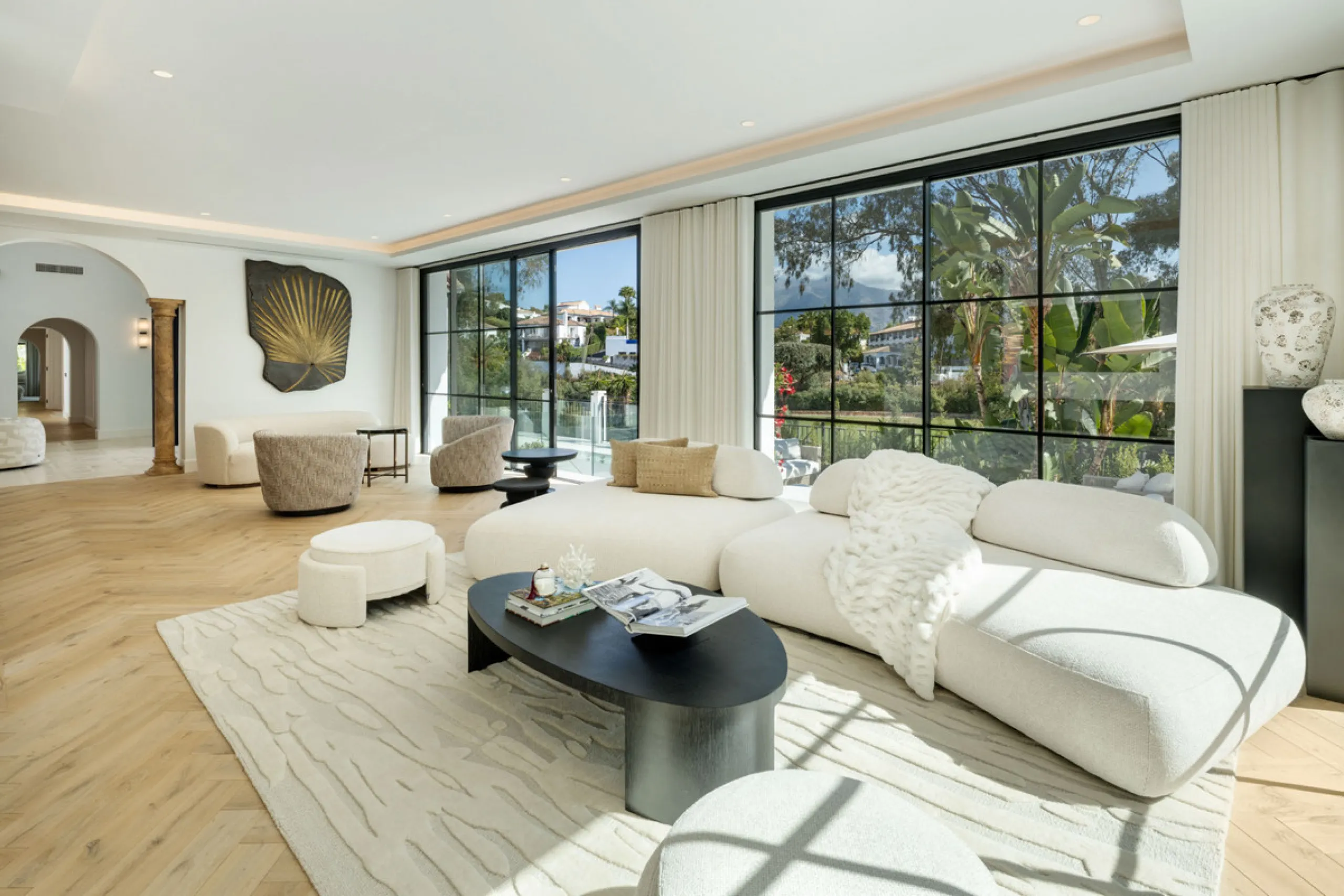 Exceptional villa for sale in the prestigious gated community of El Herrojo Alto, one of La Quinta's most sought-after residential areas. Positioned on an elevated frontline golf plot, this landmark property harmoniously blends timeless Andalusian archite