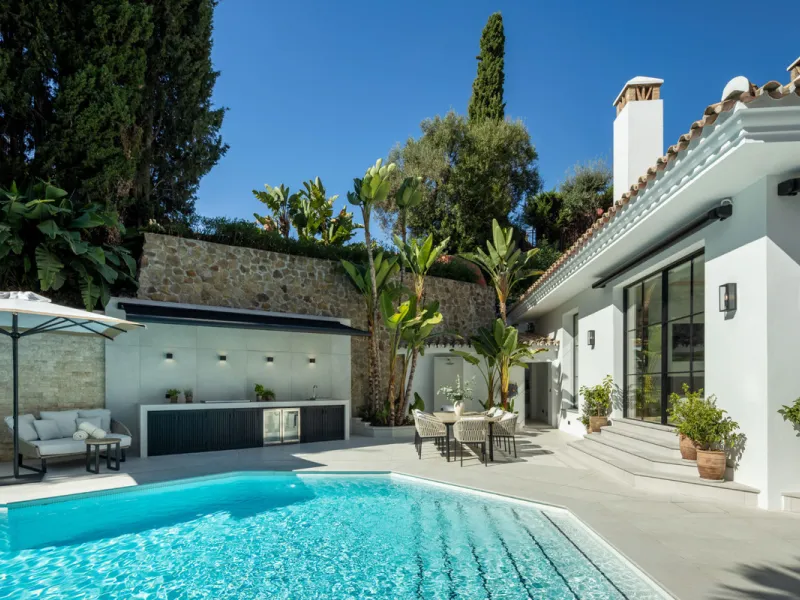 Exceptional villa for sale in the prestigious gated community of El Herrojo Alto, one of La Quinta's most sought-after residential areas. Positioned on an elevated frontline golf plot, this landmark property harmoniously blends timeless Andalusian archite