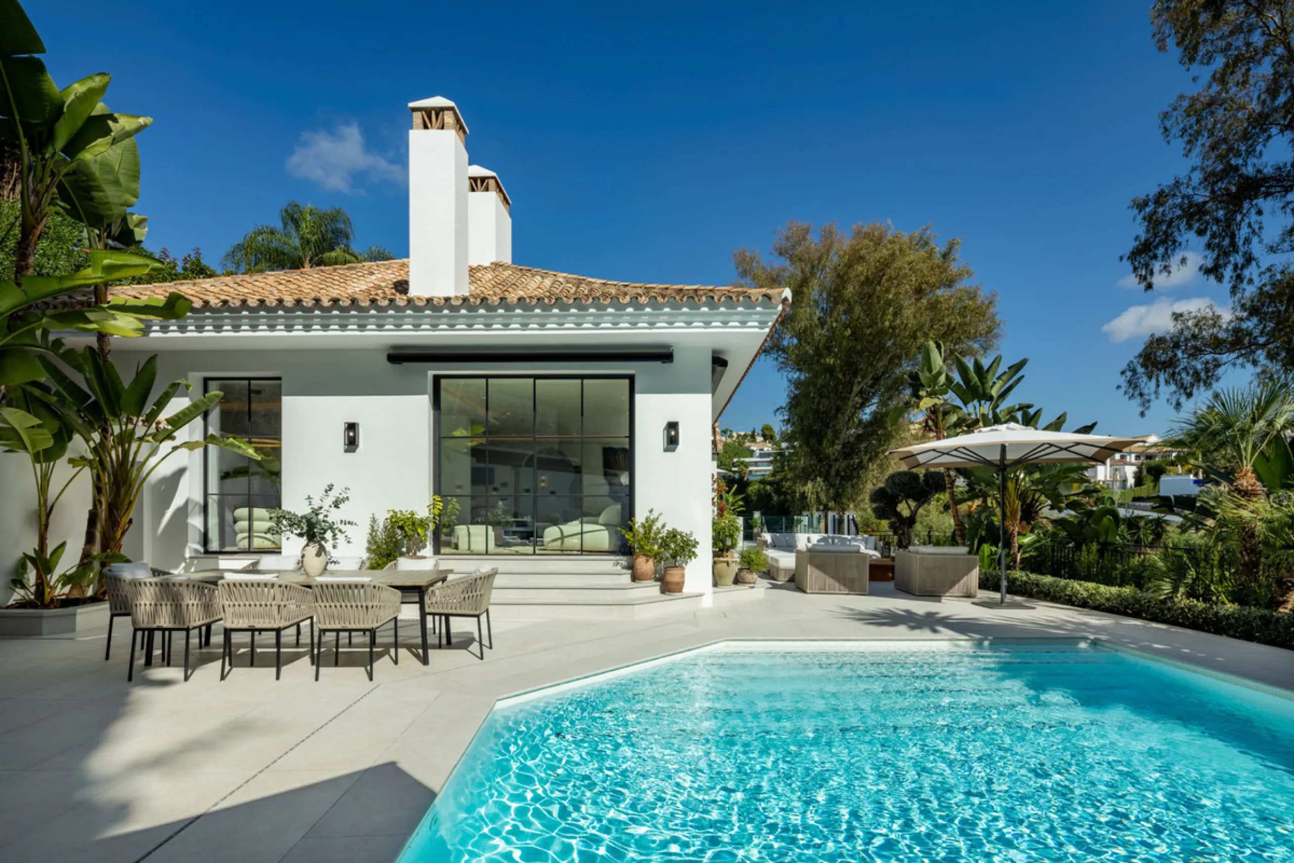 Exceptional villa for sale in the prestigious gated community of El Herrojo Alto, one of La Quinta's most sought-after residential areas. Positioned on an elevated frontline golf plot, this landmark property harmoniously blends timeless Andalusian archite