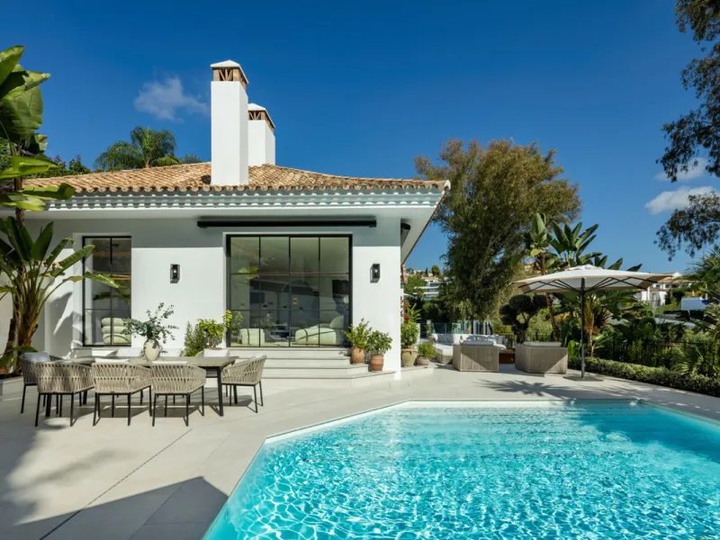 Exceptional villa for sale in the prestigious gated community of El Herrojo Alto, one of La Quinta's most sought-after residential areas. Positioned on an elevated frontline golf plot, this landmark property harmoniously blends timeless Andalusian archite