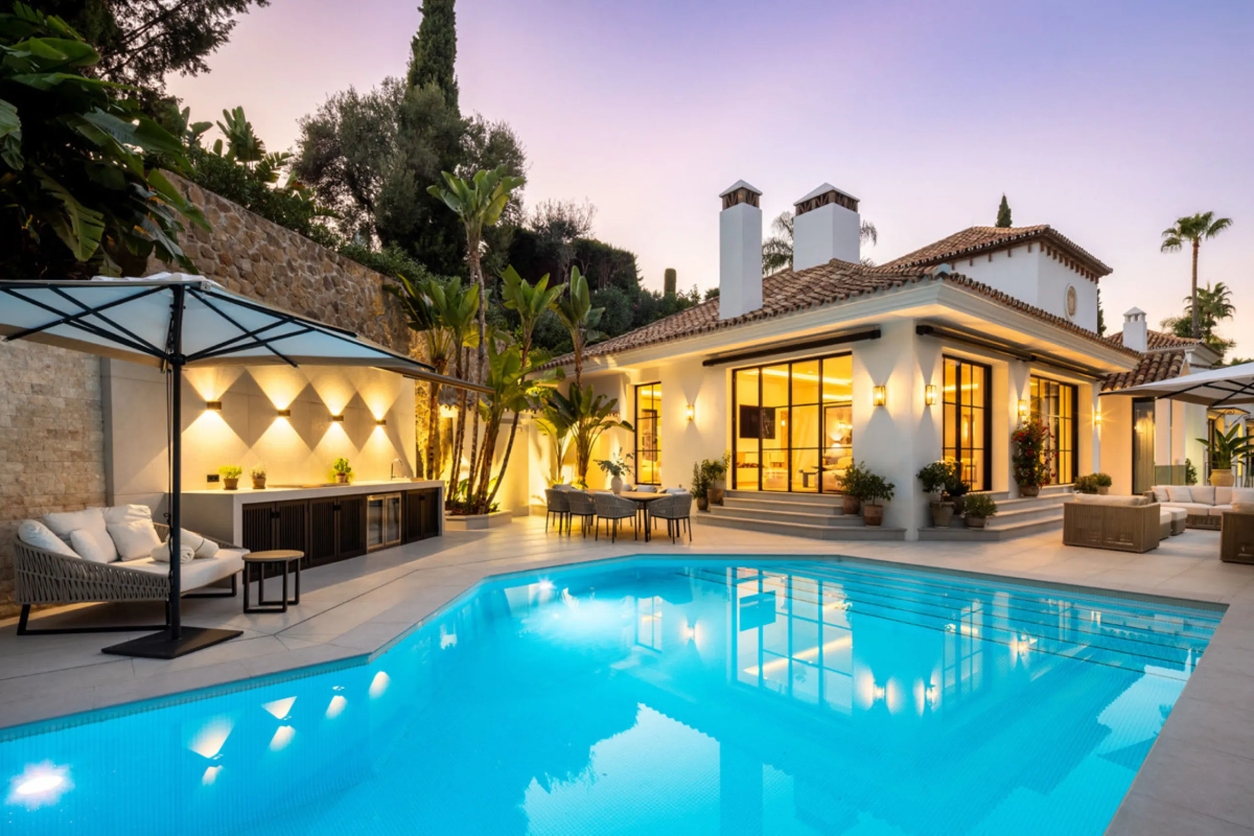 Exceptional villa for sale in the prestigious gated community of El Herrojo Alto, one of La Quinta's most sought-after residential areas. Positioned on an elevated frontline golf plot, this landmark property harmoniously blends timeless Andalusian archite