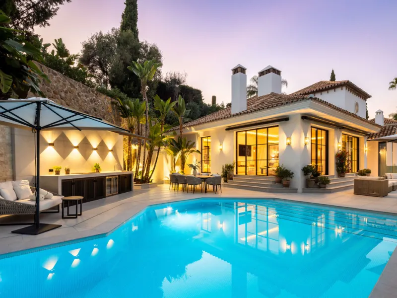 Exceptional villa for sale in the prestigious gated community of El Herrojo Alto, one of La Quinta's most sought-after residential areas. Positioned on an elevated frontline golf plot, this landmark property harmoniously blends timeless Andalusian archite