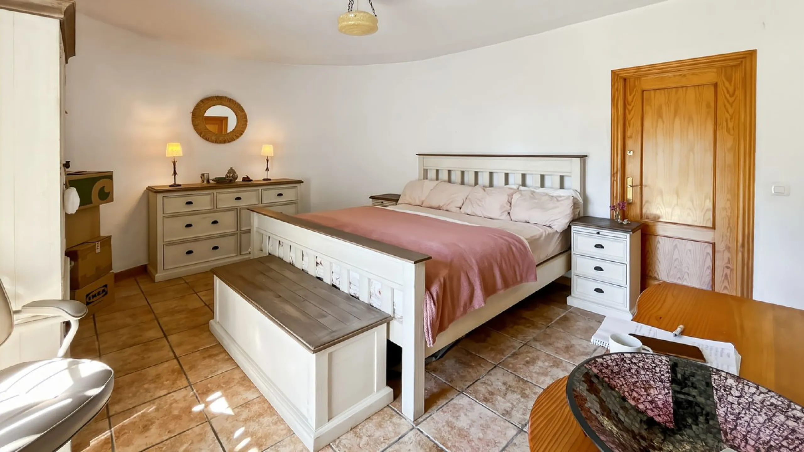 Peacefully located villa near Cómpeta offering 3 bedrooms, 2 bathrooms plus a separate tower studio with a large roof terrace. A rare blend of privacy, comfort and truly panoramic sea and mountain views.