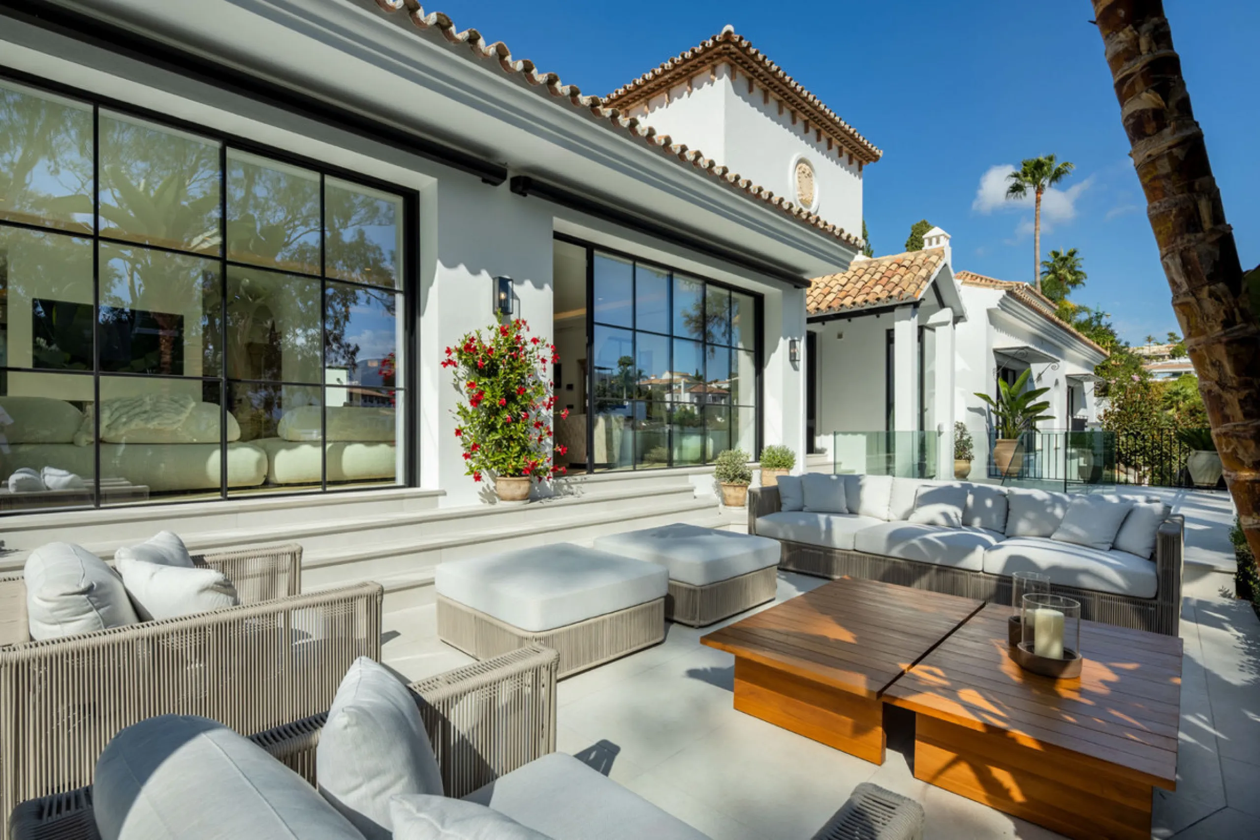Exceptional villa for sale in the prestigious gated community of El Herrojo Alto, one of La Quinta's most sought-after residential areas. Positioned on an elevated frontline golf plot, this landmark property harmoniously blends timeless Andalusian archite