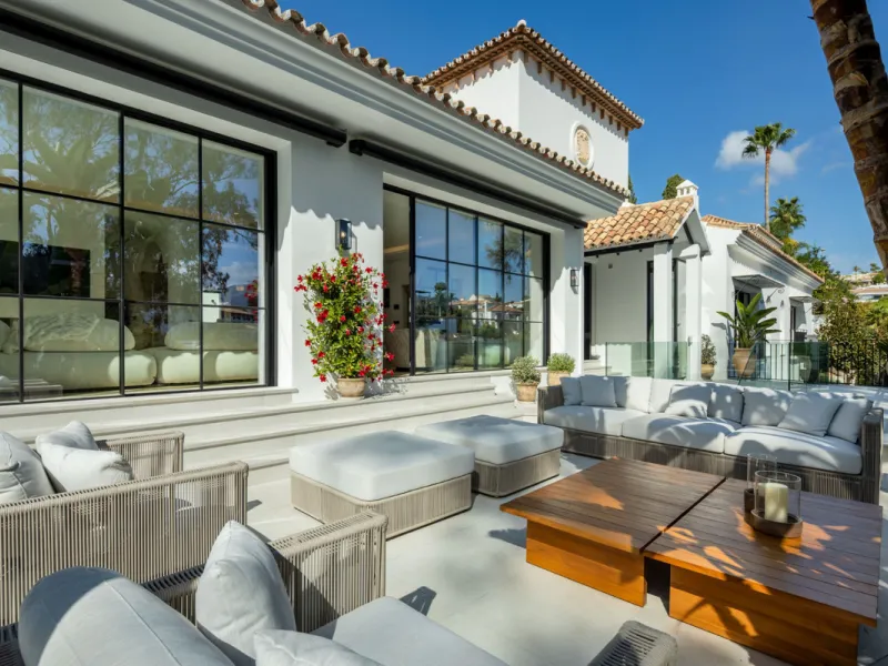 Exceptional villa for sale in the prestigious gated community of El Herrojo Alto, one of La Quinta's most sought-after residential areas. Positioned on an elevated frontline golf plot, this landmark property harmoniously blends timeless Andalusian archite