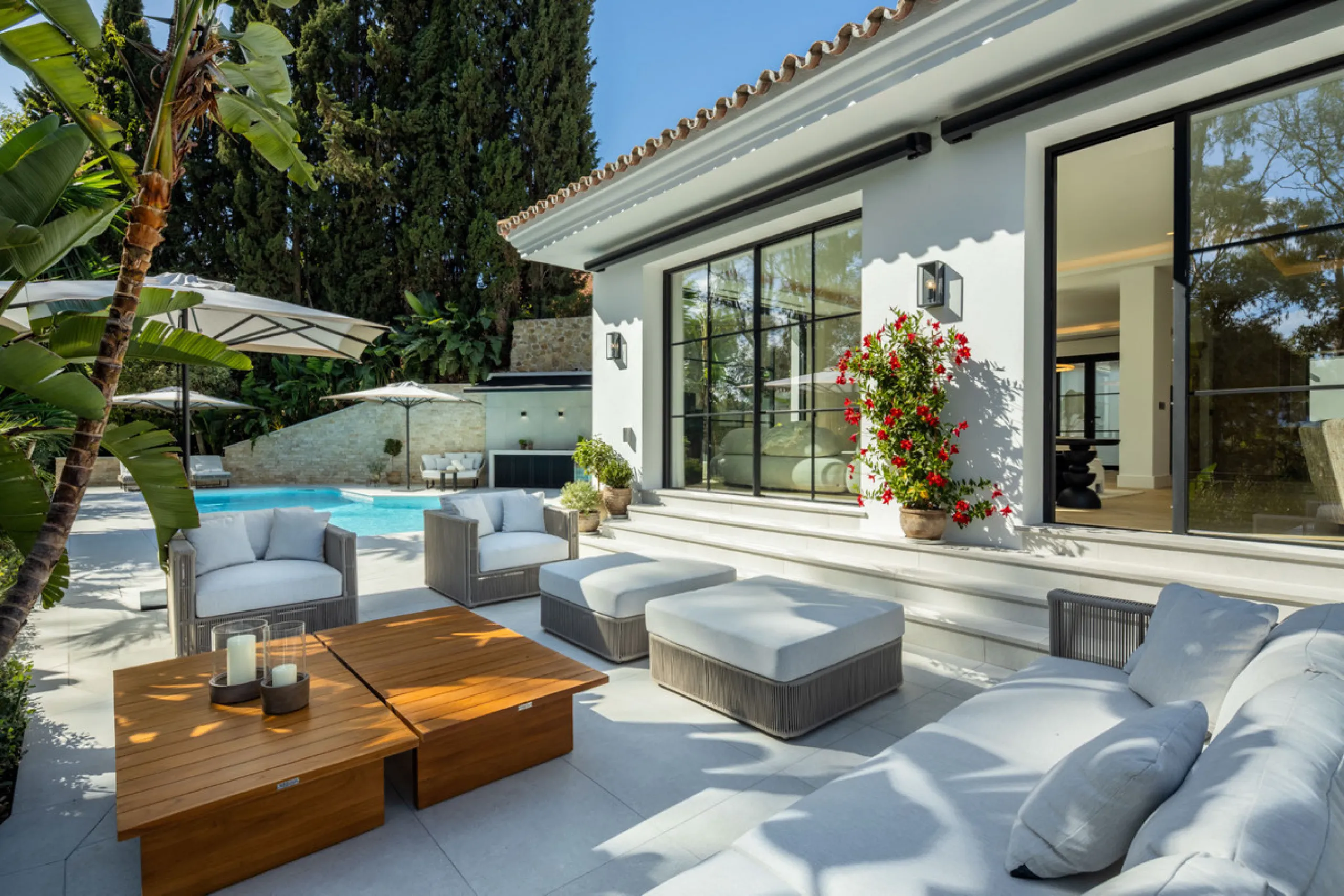 Exceptional villa for sale in the prestigious gated community of El Herrojo Alto, one of La Quinta's most sought-after residential areas. Positioned on an elevated frontline golf plot, this landmark property harmoniously blends timeless Andalusian archite