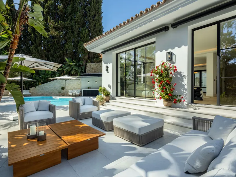 Exceptional villa for sale in the prestigious gated community of El Herrojo Alto, one of La Quinta's most sought-after residential areas. Positioned on an elevated frontline golf plot, this landmark property harmoniously blends timeless Andalusian archite