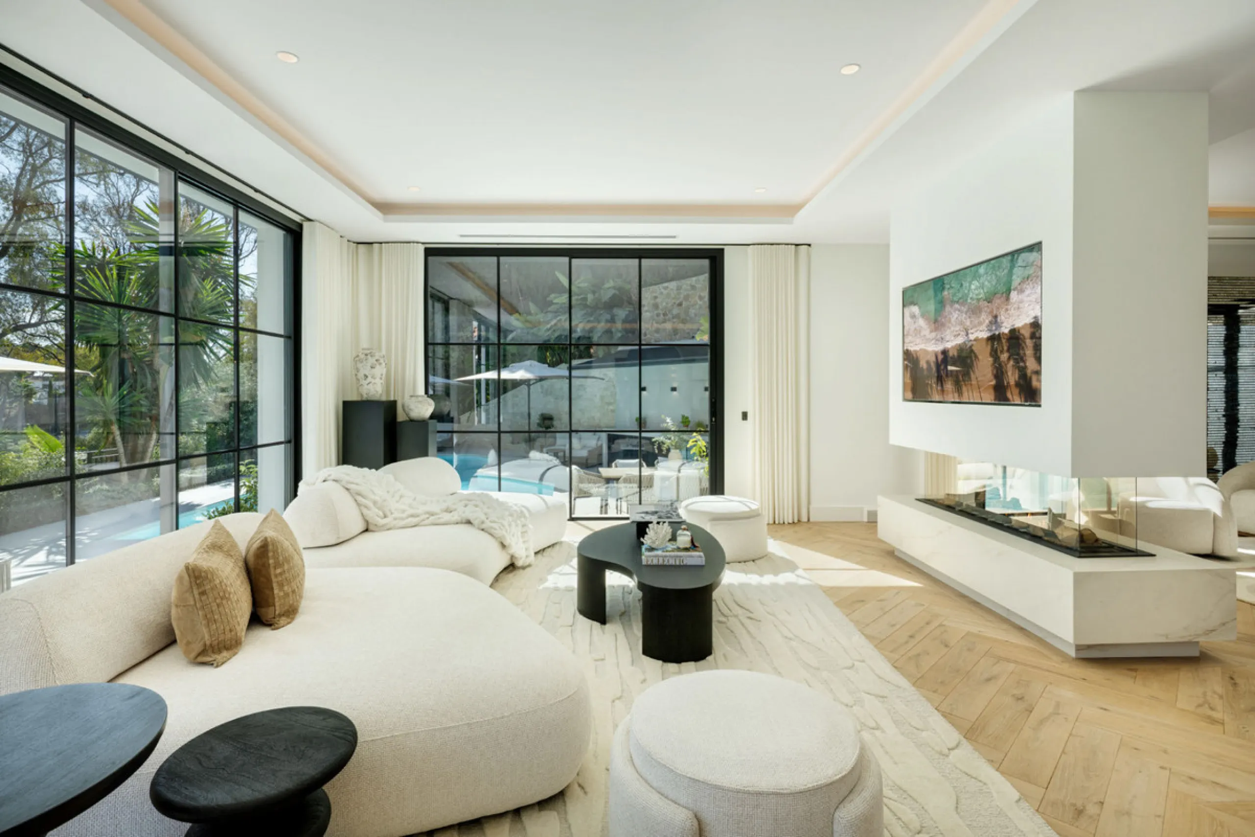 Exceptional villa for sale in the prestigious gated community of El Herrojo Alto, one of La Quinta's most sought-after residential areas. Positioned on an elevated frontline golf plot, this landmark property harmoniously blends timeless Andalusian archite