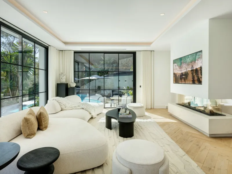 Exceptional villa for sale in the prestigious gated community of El Herrojo Alto, one of La Quinta's most sought-after residential areas. Positioned on an elevated frontline golf plot, this landmark property harmoniously blends timeless Andalusian archite