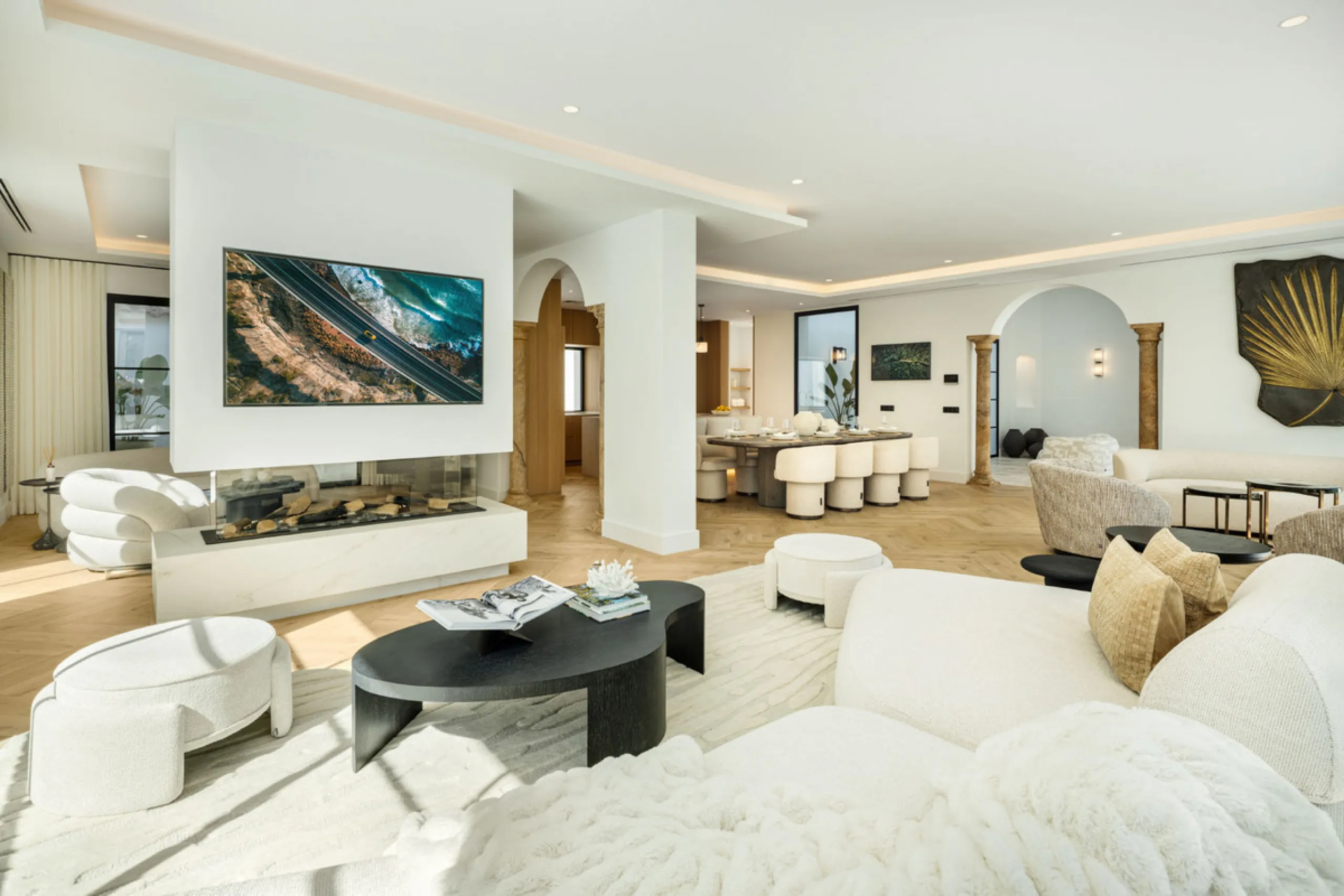 Exceptional villa for sale in the prestigious gated community of El Herrojo Alto, one of La Quinta's most sought-after residential areas. Positioned on an elevated frontline golf plot, this landmark property harmoniously blends timeless Andalusian archite