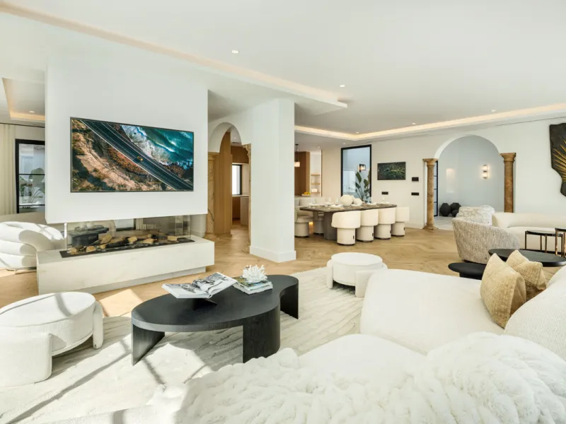 Exceptional villa for sale in the prestigious gated community of El Herrojo Alto, one of La Quinta's most sought-after residential areas. Positioned on an elevated frontline golf plot, this landmark property harmoniously blends timeless Andalusian archite