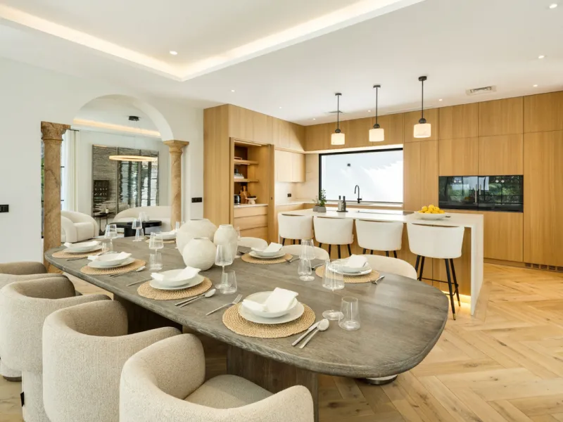 Exceptional villa for sale in the prestigious gated community of El Herrojo Alto, one of La Quinta's most sought-after residential areas. Positioned on an elevated frontline golf plot, this landmark property harmoniously blends timeless Andalusian archite