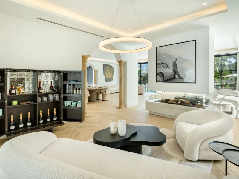 Exceptional villa for sale in the prestigious gated community of El Herrojo Alto, one of La Quinta's most sought-after residential areas. Positioned on an elevated frontline golf plot, this landmark property harmoniously blends timeless Andalusian archite