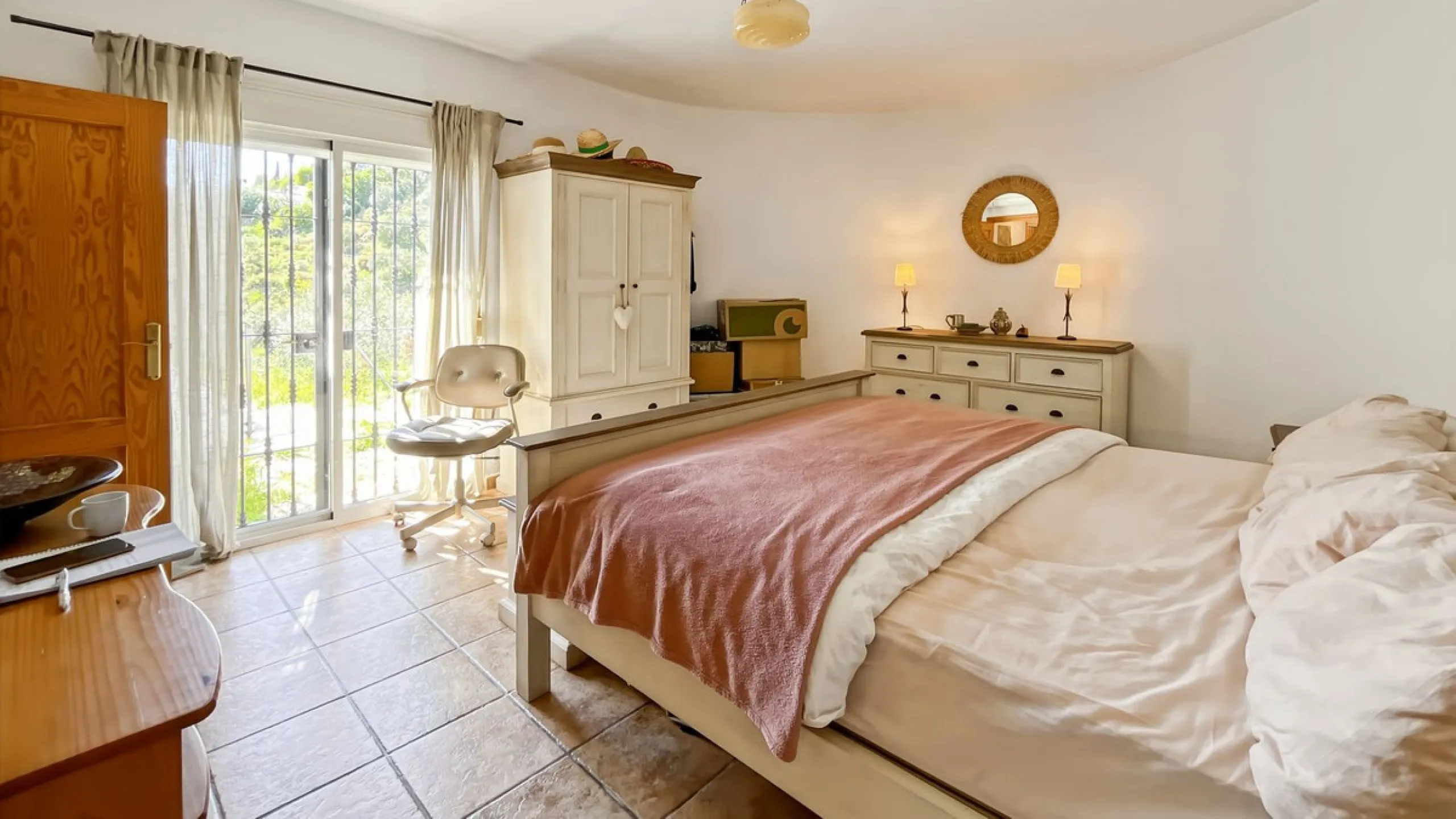 Peacefully located villa near Cómpeta offering 3 bedrooms, 2 bathrooms plus a separate tower studio with a large roof terrace. A rare blend of privacy, comfort and truly panoramic sea and mountain views.
