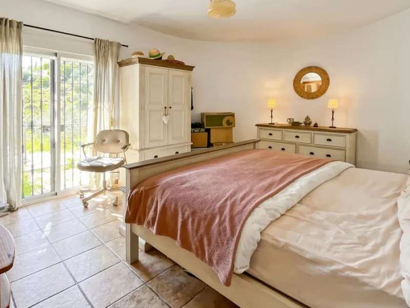Peacefully located villa near Cómpeta offering 3 bedrooms, 2 bathrooms plus a separate tower studio with a large roof terrace. A rare blend of privacy, comfort and truly panoramic sea and mountain views.