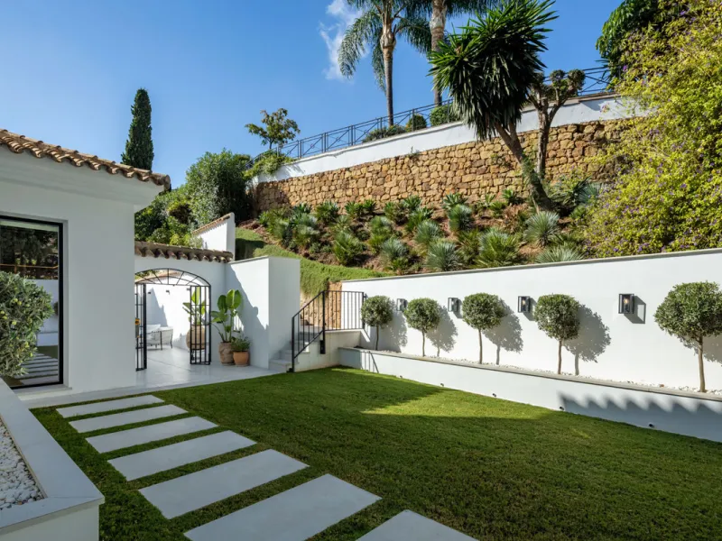 Exceptional villa for sale in the prestigious gated community of El Herrojo Alto, one of La Quinta's most sought-after residential areas. Positioned on an elevated frontline golf plot, this landmark property harmoniously blends timeless Andalusian archite