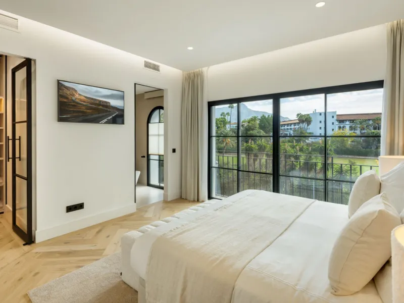 Exceptional villa for sale in the prestigious gated community of El Herrojo Alto, one of La Quinta's most sought-after residential areas. Positioned on an elevated frontline golf plot, this landmark property harmoniously blends timeless Andalusian archite