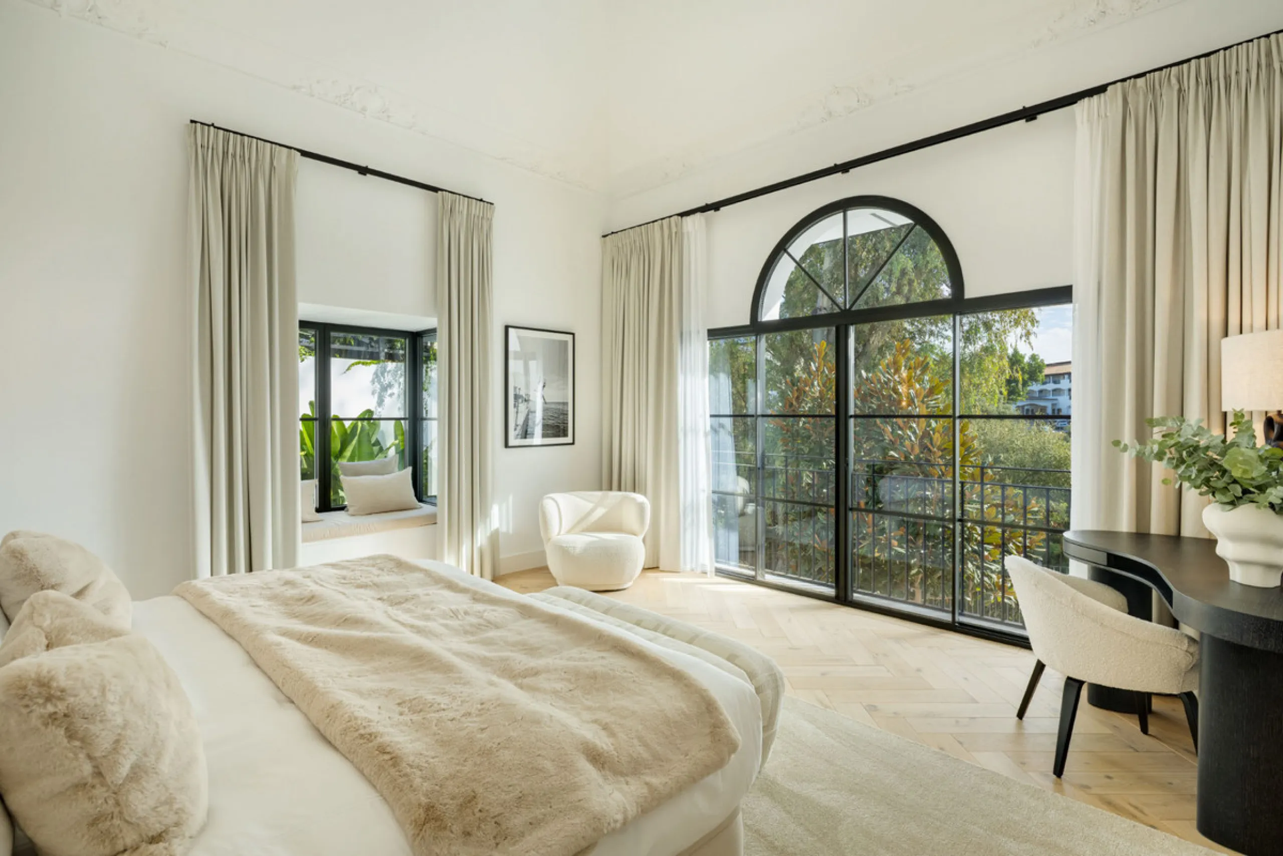 Exceptional villa for sale in the prestigious gated community of El Herrojo Alto, one of La Quinta's most sought-after residential areas. Positioned on an elevated frontline golf plot, this landmark property harmoniously blends timeless Andalusian archite