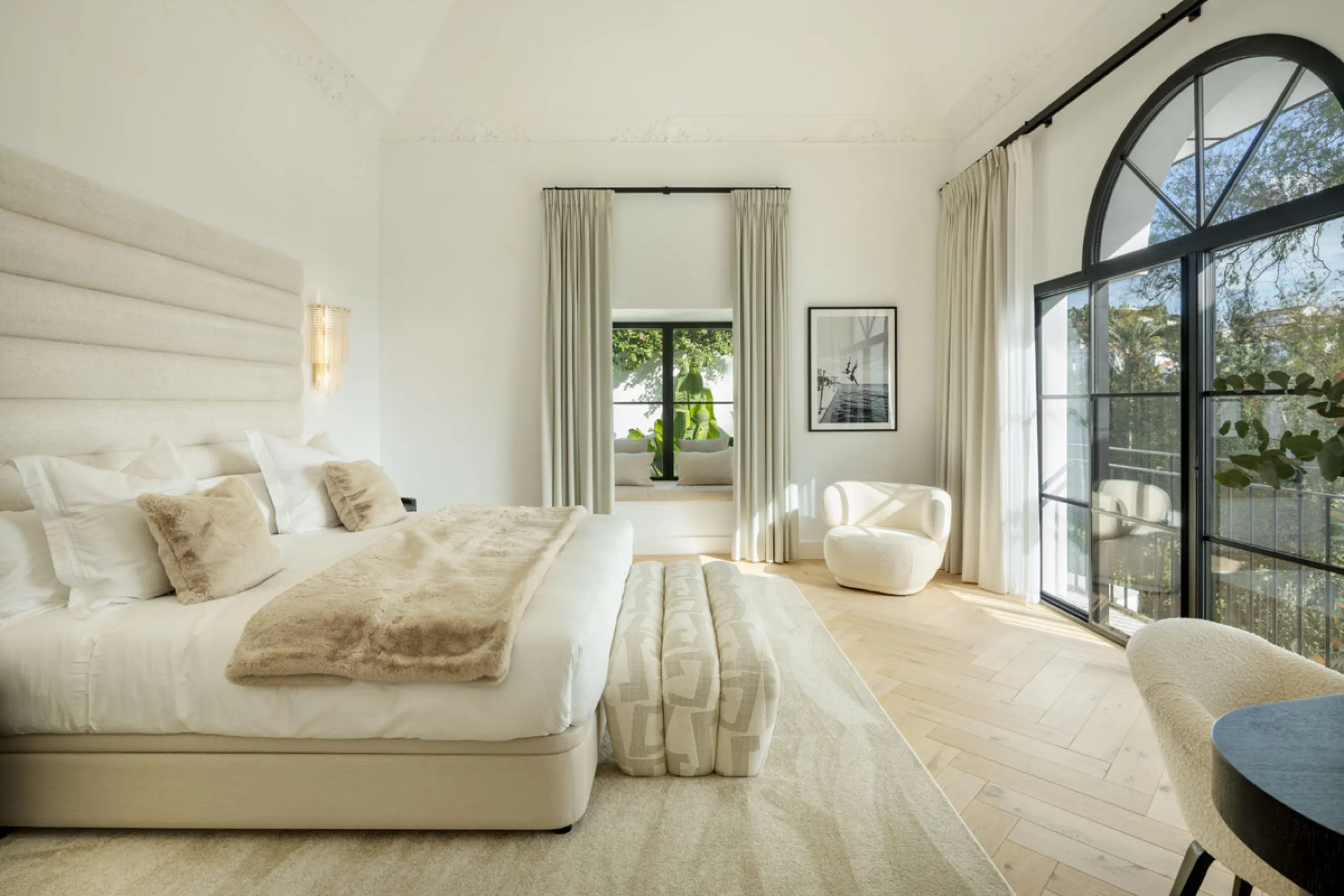 Exceptional villa for sale in the prestigious gated community of El Herrojo Alto, one of La Quinta's most sought-after residential areas. Positioned on an elevated frontline golf plot, this landmark property harmoniously blends timeless Andalusian archite