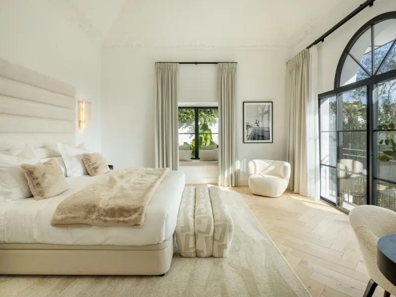 Exceptional villa for sale in the prestigious gated community of El Herrojo Alto, one of La Quinta's most sought-after residential areas. Positioned on an elevated frontline golf plot, this landmark property harmoniously blends timeless Andalusian archite