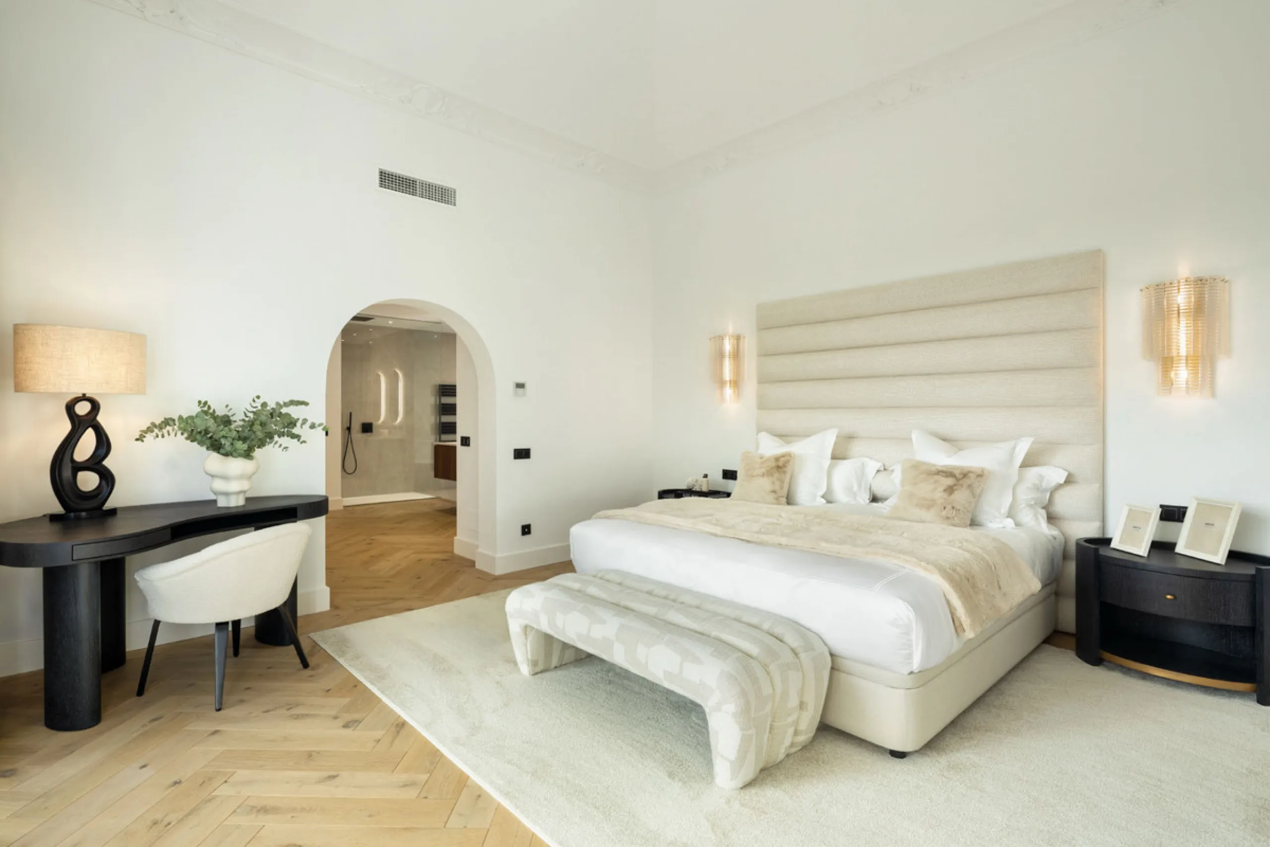 Exceptional villa for sale in the prestigious gated community of El Herrojo Alto, one of La Quinta's most sought-after residential areas. Positioned on an elevated frontline golf plot, this landmark property harmoniously blends timeless Andalusian archite