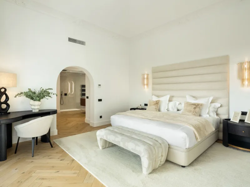 Exceptional villa for sale in the prestigious gated community of El Herrojo Alto, one of La Quinta's most sought-after residential areas. Positioned on an elevated frontline golf plot, this landmark property harmoniously blends timeless Andalusian archite